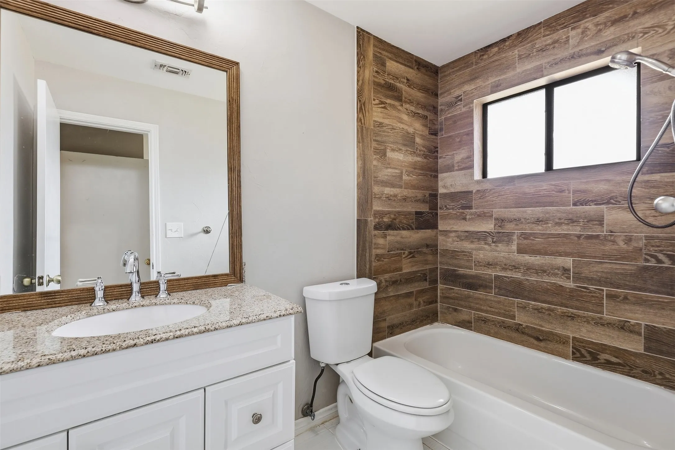 Single Family Residence For Sale in Tarrant County , 6417 Shasta Trail, Fort Worth, Texas 76133, 2 Bedroom, 2 Bathroom, 2 Garage spaces, 1,284 Sqft, built in 1985, mls#21379084, Real Estate Agent in Fort Worth, Homes For Sale in Tarrant county, Homes For Sale in Fort Worth, Realtor in Fort Worth Texas, Real Estate Brokerage Independent Realty Texas, Luminita Cordes Realtor