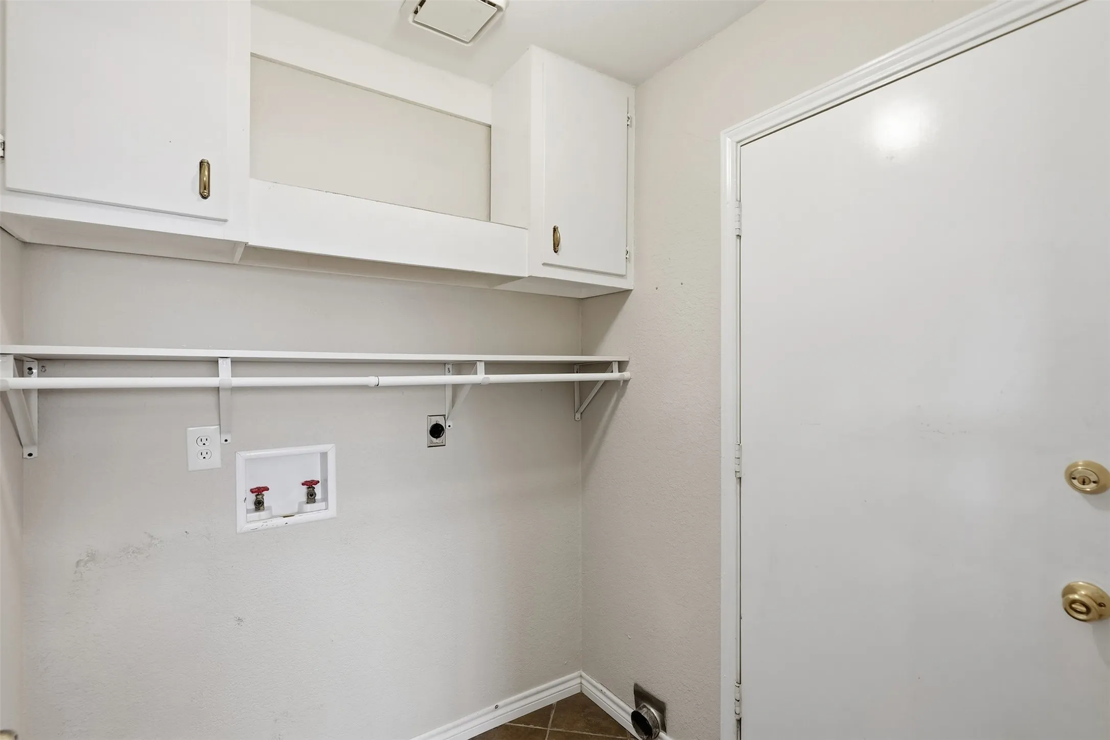 Single Family Residence For Sale in Tarrant County , 6417 Shasta Trail, Fort Worth, Texas 76133, 2 Bedroom, 2 Bathroom, 2 Garage spaces, 1,284 Sqft, built in 1985, mls#21379084, Real Estate Agent in Fort Worth, Homes For Sale in Tarrant county, Homes For Sale in Fort Worth, Realtor in Fort Worth Texas, Real Estate Brokerage Independent Realty Texas, Luminita Cordes Realtor