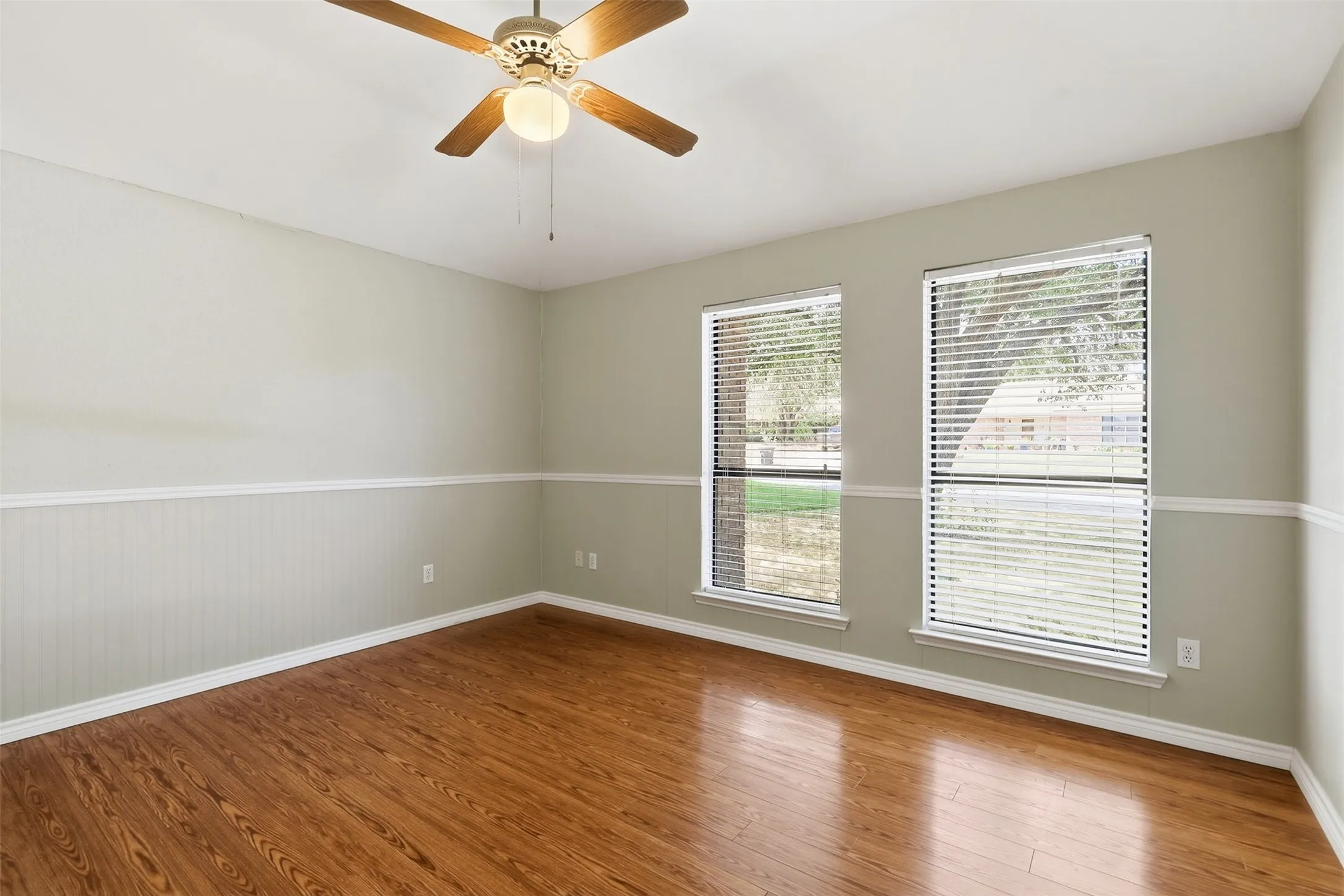 Single Family Residence For Sale in Tarrant County , 6417 Shasta Trail, Fort Worth, Texas 76133, 2 Bedroom, 2 Bathroom, 2 Garage spaces, 1,284 Sqft, built in 1985, mls#21379084, Real Estate Agent in Fort Worth, Homes For Sale in Tarrant county, Homes For Sale in Fort Worth, Realtor in Fort Worth Texas, Real Estate Brokerage Independent Realty Texas, Luminita Cordes Realtor