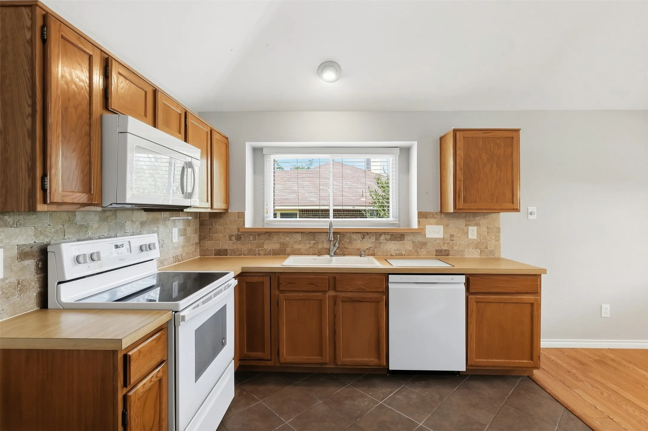 Single Family Residence For Sale in Tarrant County , 6417 Shasta Trail, Fort Worth, Texas 76133, 2 Bedroom, 2 Bathroom, 2 Garage spaces, 1,284 Sqft, built in 1985, mls#21379084, Real Estate Agent in Fort Worth, Homes For Sale in Tarrant county, Homes For Sale in Fort Worth, Realtor in Fort Worth Texas, Real Estate Brokerage Independent Realty Texas, Luminita Cordes Realtor