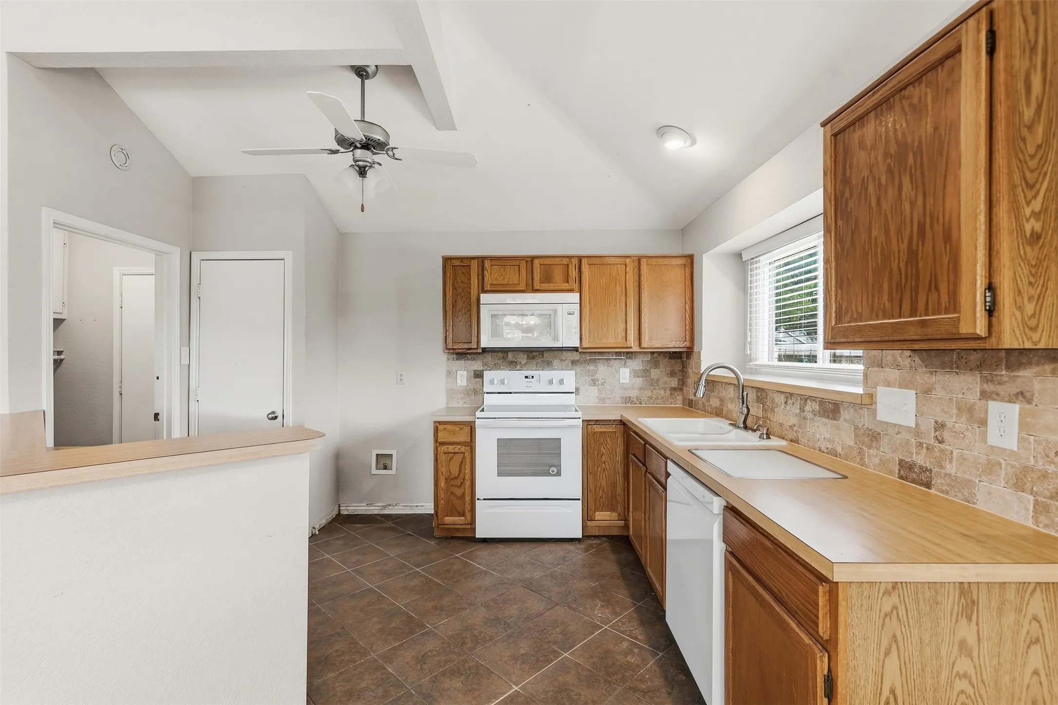 Single Family Residence For Sale in Tarrant County , 6417 Shasta Trail, Fort Worth, Texas 76133, 2 Bedroom, 2 Bathroom, 2 Garage spaces, 1,284 Sqft, built in 1985, mls#21379084, Real Estate Agent in Fort Worth, Homes For Sale in Tarrant county, Homes For Sale in Fort Worth, Realtor in Fort Worth Texas, Real Estate Brokerage Independent Realty Texas, Luminita Cordes Realtor