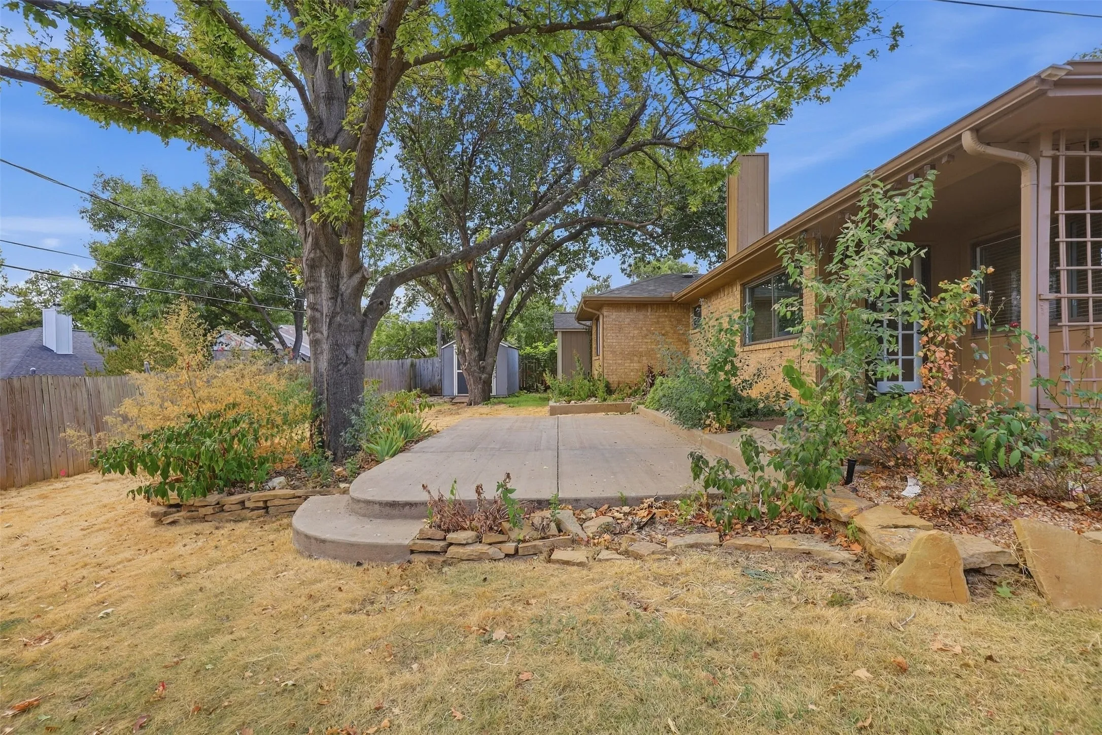 Single Family Residence For Sale in Tarrant County , 6417 Shasta Trail, Fort Worth, Texas 76133, 2 Bedroom, 2 Bathroom, 2 Garage spaces, 1,284 Sqft, built in 1985, mls#21379084, Real Estate Agent in Fort Worth, Homes For Sale in Tarrant county, Homes For Sale in Fort Worth, Realtor in Fort Worth Texas, Real Estate Brokerage Independent Realty Texas, Luminita Cordes Realtor
