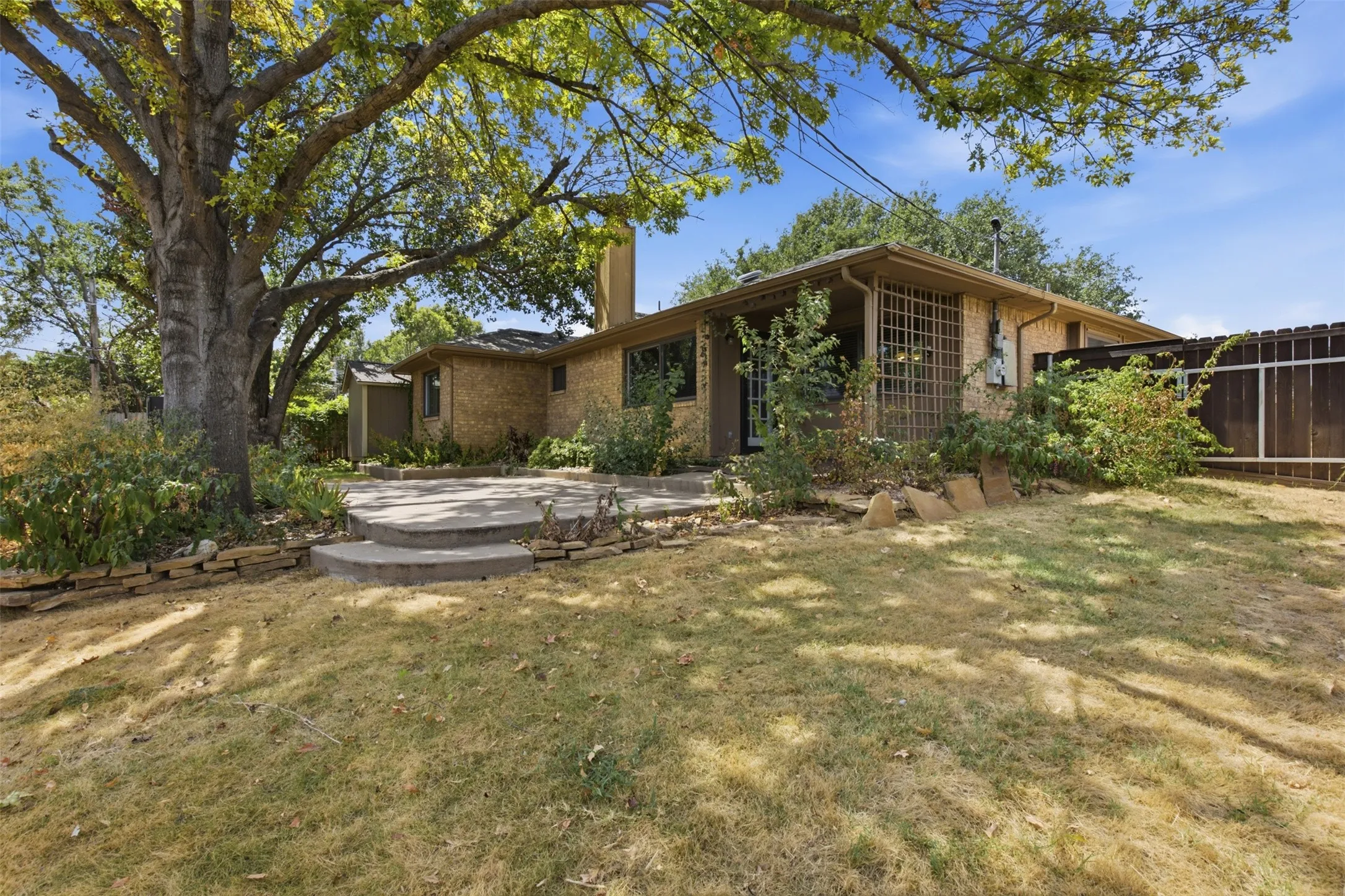 Single Family Residence For Sale in Tarrant County , 6417 Shasta Trail, Fort Worth, Texas 76133, 2 Bedroom, 2 Bathroom, 2 Garage spaces, 1,284 Sqft, built in 1985, mls#21379084, Real Estate Agent in Fort Worth, Homes For Sale in Tarrant county, Homes For Sale in Fort Worth, Realtor in Fort Worth Texas, Real Estate Brokerage Independent Realty Texas, Luminita Cordes Realtor