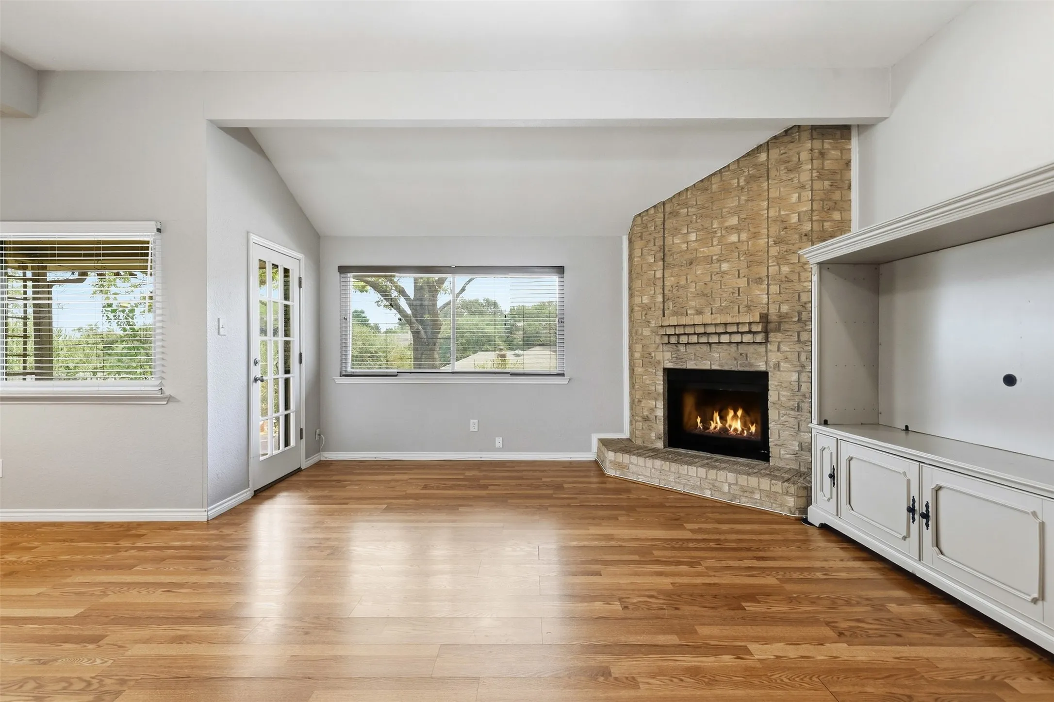 Single Family Residence For Sale in Tarrant County , 6417 Shasta Trail, Fort Worth, Texas 76133, 2 Bedroom, 2 Bathroom, 2 Garage spaces, 1,284 Sqft, built in 1985, mls#21379084, Real Estate Agent in Fort Worth, Homes For Sale in Tarrant county, Homes For Sale in Fort Worth, Realtor in Fort Worth Texas, Real Estate Brokerage Independent Realty Texas, Luminita Cordes Realtor