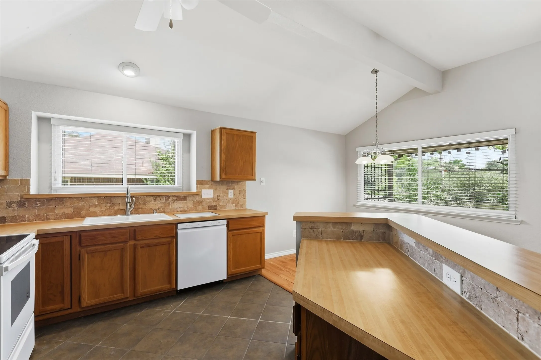 Single Family Residence For Sale in Tarrant County , 6417 Shasta Trail, Fort Worth, Texas 76133, 2 Bedroom, 2 Bathroom, 2 Garage spaces, 1,284 Sqft, built in 1985, mls#21379084, Real Estate Agent in Fort Worth, Homes For Sale in Tarrant county, Homes For Sale in Fort Worth, Realtor in Fort Worth Texas, Real Estate Brokerage Independent Realty Texas, Luminita Cordes Realtor