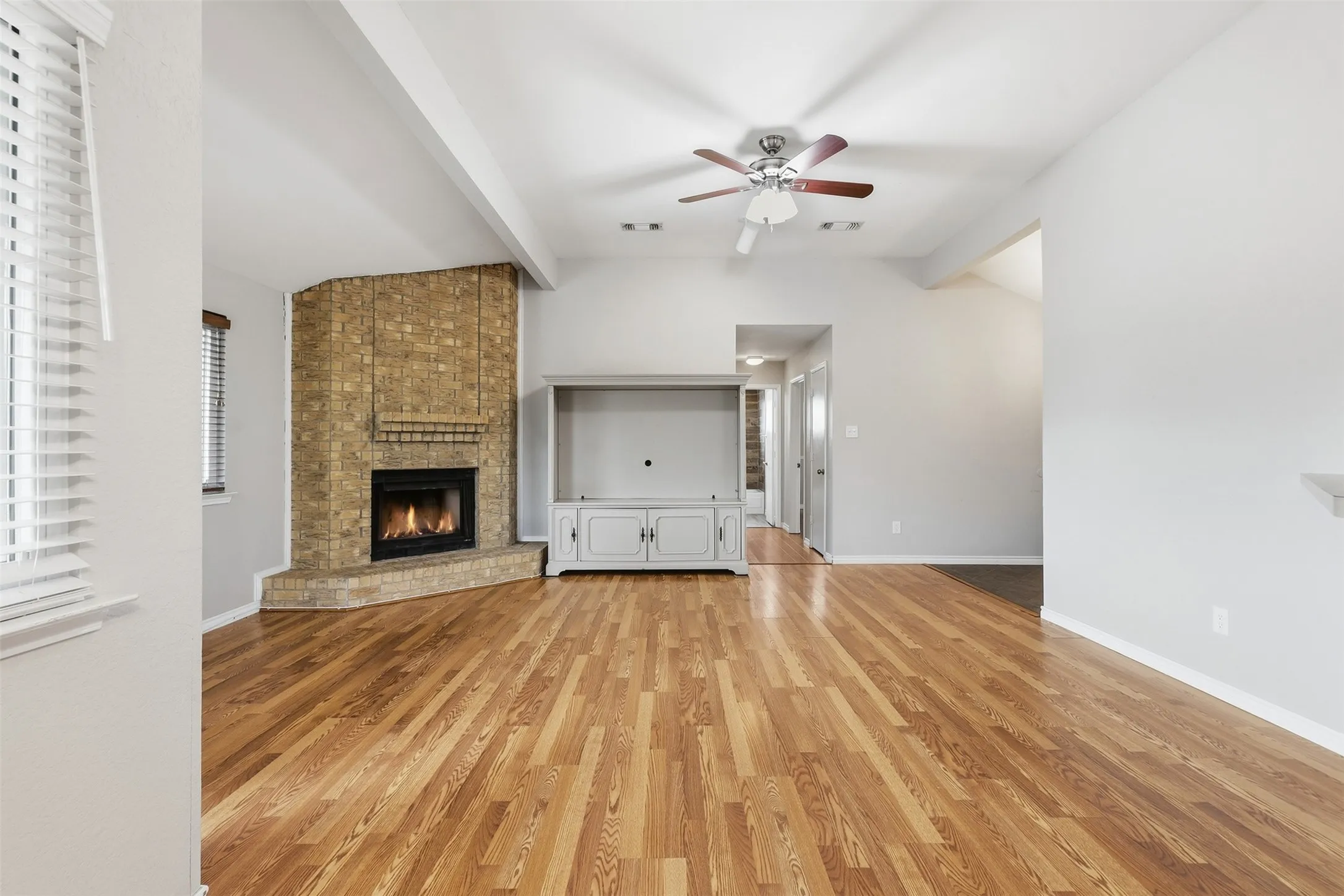 Single Family Residence For Sale in Tarrant County , 6417 Shasta Trail, Fort Worth, Texas 76133, 2 Bedroom, 2 Bathroom, 2 Garage spaces, 1,284 Sqft, built in 1985, mls#21379084, Real Estate Agent in Fort Worth, Homes For Sale in Tarrant county, Homes For Sale in Fort Worth, Realtor in Fort Worth Texas, Real Estate Brokerage Independent Realty Texas, Luminita Cordes Realtor
