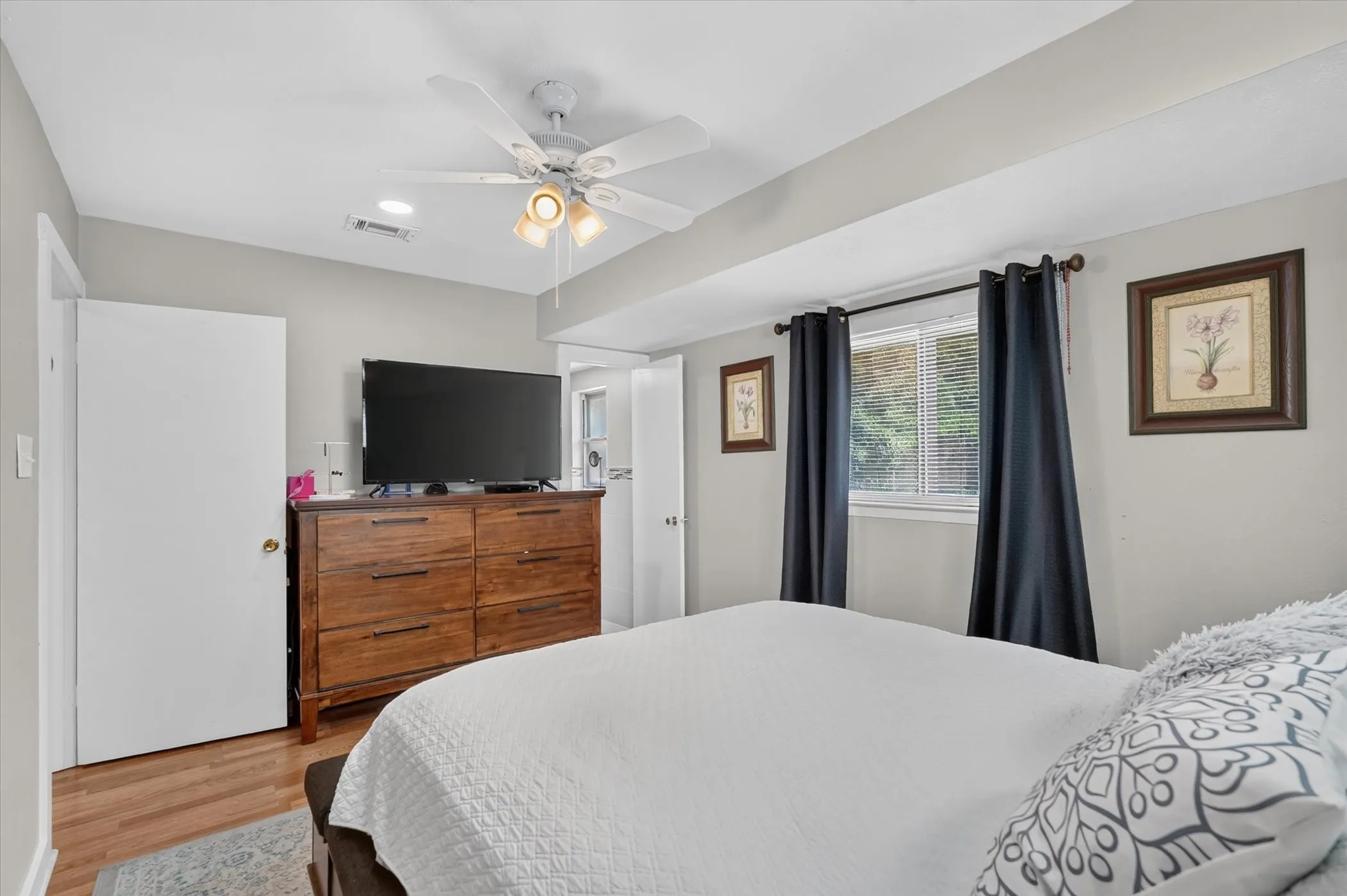 Single Family Residence For Sale in Tarrant County , 1007 Wildwood Drive, Arlington, Texas 76011, 3 Bedroom, 2 Bathroom, Garage spaces, 1,779 Sqft, built in 1966, mls#21377349, Real Estate Agent in Arlington, Homes For Sale in Tarrant county, Homes For Sale in Arlington, Realtor in Arlington Texas, Real Estate Brokerage Independent Realty Texas, Luminita Cordes Realtor