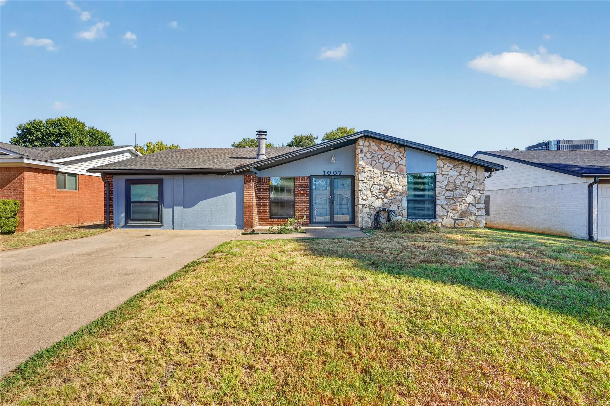Single Family Residence For Sale in Tarrant County , 1007 Wildwood Drive, Arlington, Texas 76011, 3 Bedroom, 2 Bathroom, Garage spaces, 1,779 Sqft, built in 1966, mls#21377349, Real Estate Agent in Arlington, Homes For Sale in Tarrant county, Homes For Sale in Arlington, Realtor in Arlington Texas, Real Estate Brokerage Independent Realty Texas, Luminita Cordes Realtor
