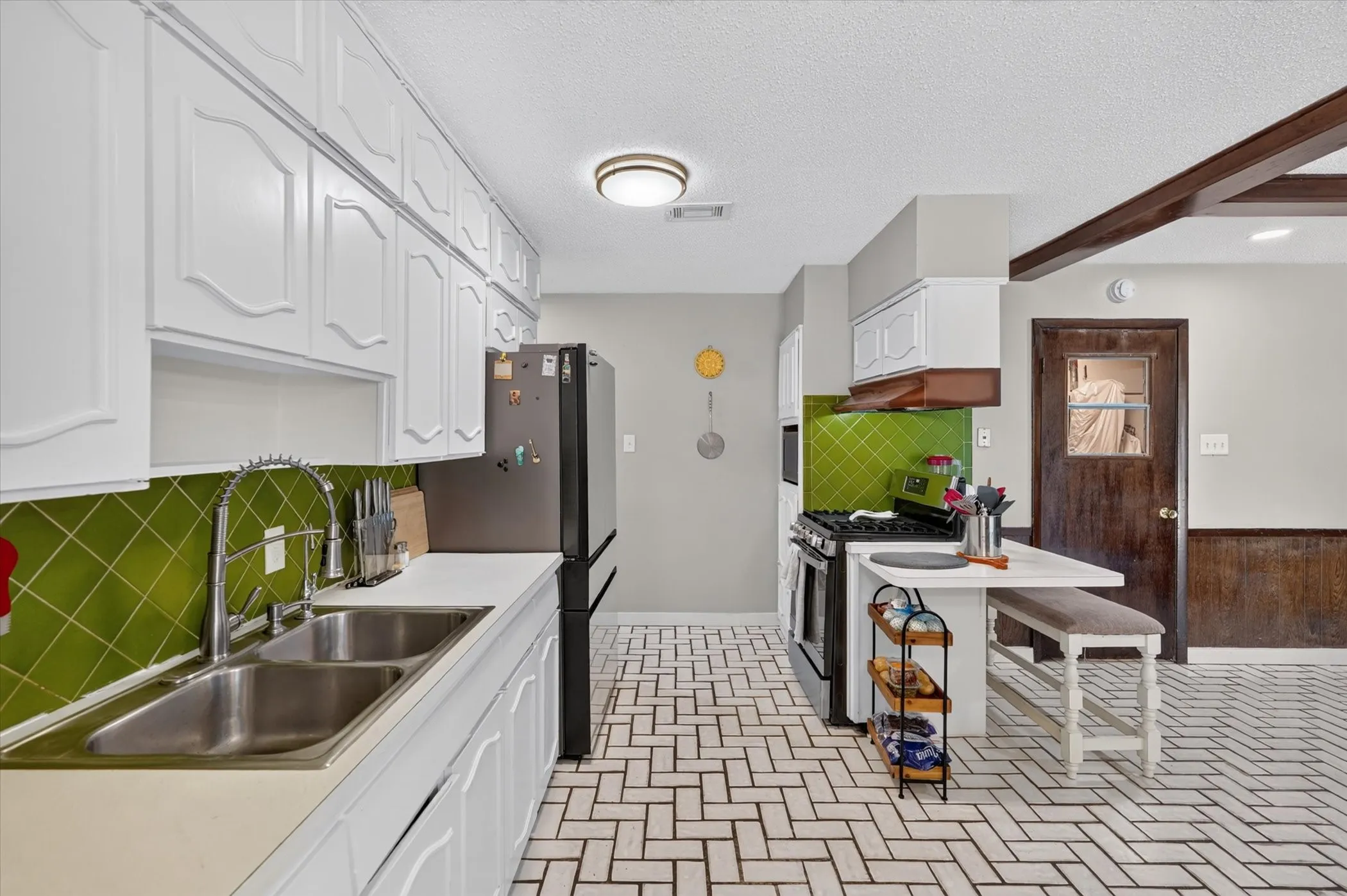 Single Family Residence For Sale in Tarrant County , 1007 Wildwood Drive, Arlington, Texas 76011, 3 Bedroom, 2 Bathroom, Garage spaces, 1,779 Sqft, built in 1966, mls#21377349, Real Estate Agent in Arlington, Homes For Sale in Tarrant county, Homes For Sale in Arlington, Realtor in Arlington Texas, Real Estate Brokerage Independent Realty Texas, Luminita Cordes Realtor