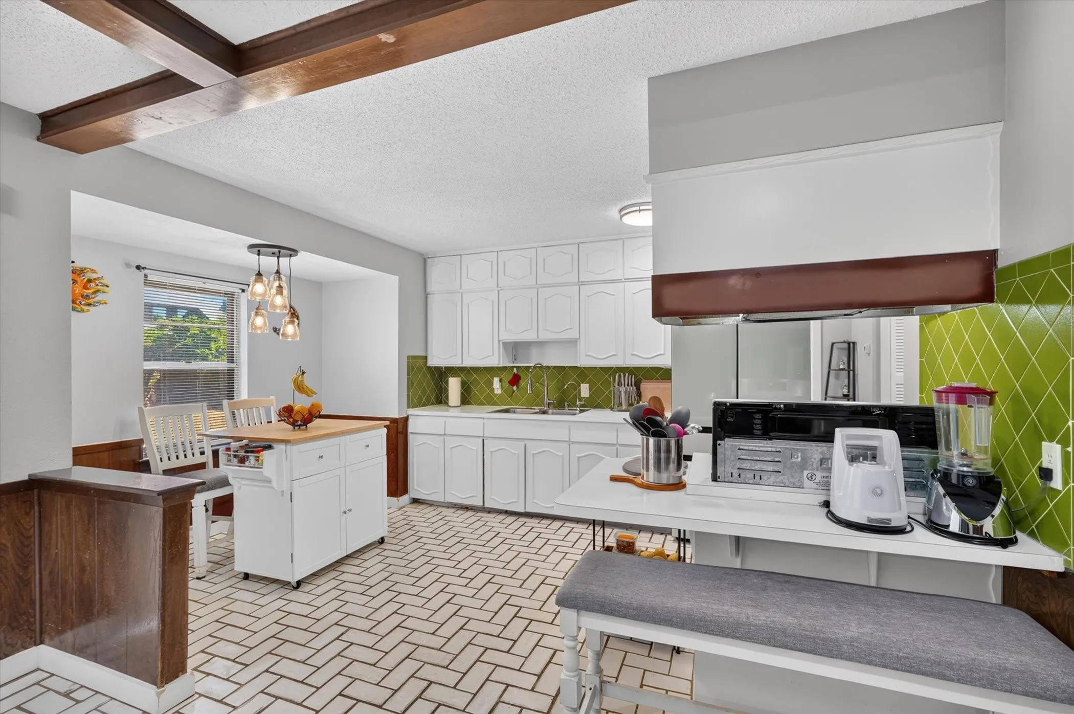 Single Family Residence For Sale in Tarrant County , 1007 Wildwood Drive, Arlington, Texas 76011, 3 Bedroom, 2 Bathroom, Garage spaces, 1,779 Sqft, built in 1966, mls#21377349, Real Estate Agent in Arlington, Homes For Sale in Tarrant county, Homes For Sale in Arlington, Realtor in Arlington Texas, Real Estate Brokerage Independent Realty Texas, Luminita Cordes Realtor