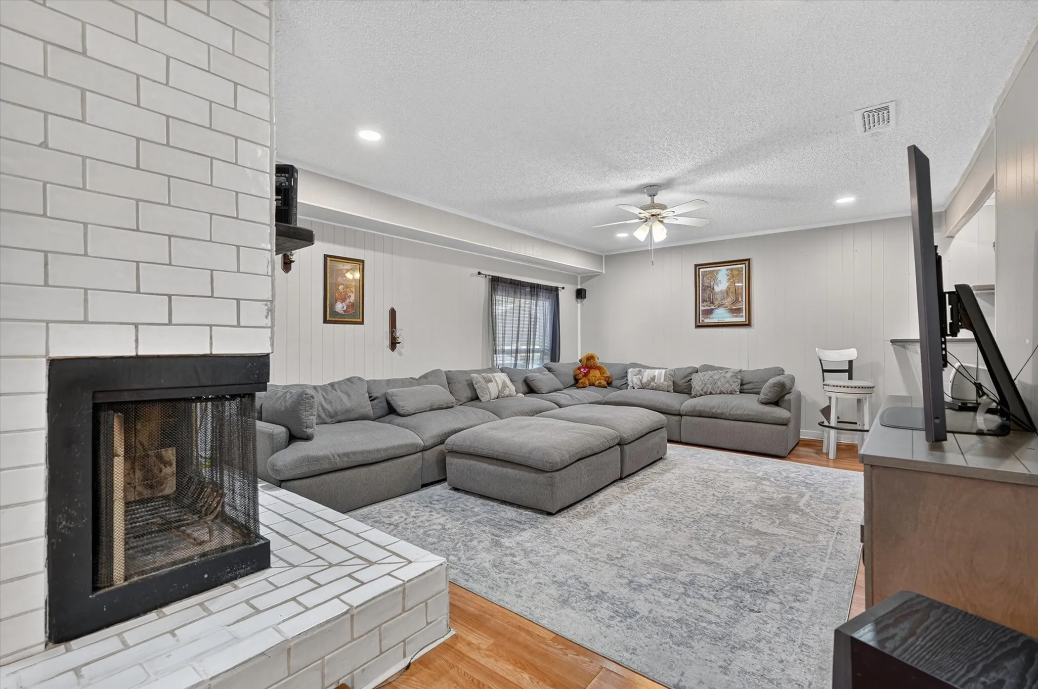 Single Family Residence For Sale in Tarrant County , 1007 Wildwood Drive, Arlington, Texas 76011, 3 Bedroom, 2 Bathroom, Garage spaces, 1,779 Sqft, built in 1966, mls#21377349, Real Estate Agent in Arlington, Homes For Sale in Tarrant county, Homes For Sale in Arlington, Realtor in Arlington Texas, Real Estate Brokerage Independent Realty Texas, Luminita Cordes Realtor