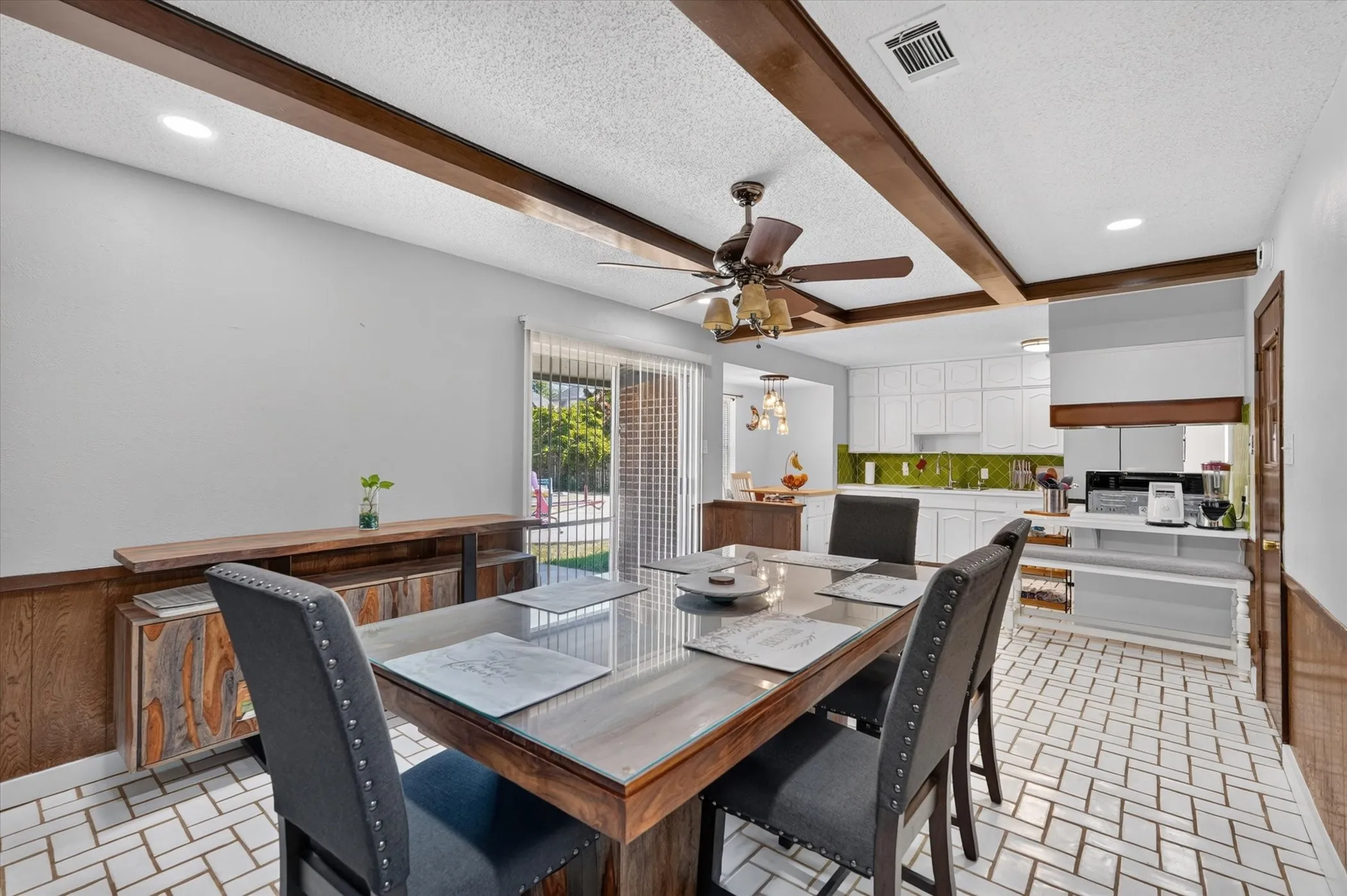 Single Family Residence For Sale in Tarrant County , 1007 Wildwood Drive, Arlington, Texas 76011, 3 Bedroom, 2 Bathroom, Garage spaces, 1,779 Sqft, built in 1966, mls#21377349, Real Estate Agent in Arlington, Homes For Sale in Tarrant county, Homes For Sale in Arlington, Realtor in Arlington Texas, Real Estate Brokerage Independent Realty Texas, Luminita Cordes Realtor