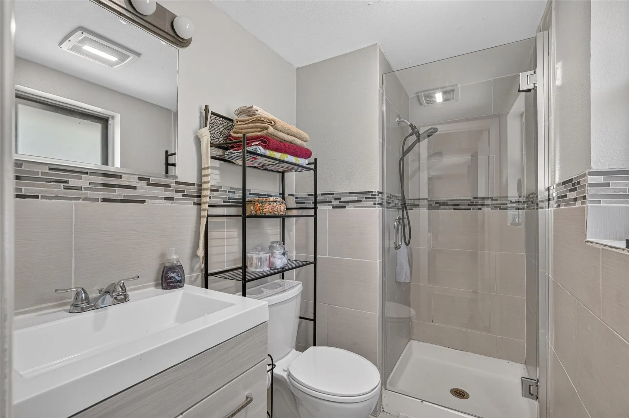 Single Family Residence For Sale in Tarrant County , 1007 Wildwood Drive, Arlington, Texas 76011, 3 Bedroom, 2 Bathroom, Garage spaces, 1,779 Sqft, built in 1966, mls#21377349, Real Estate Agent in Arlington, Homes For Sale in Tarrant county, Homes For Sale in Arlington, Realtor in Arlington Texas, Real Estate Brokerage Independent Realty Texas, Luminita Cordes Realtor