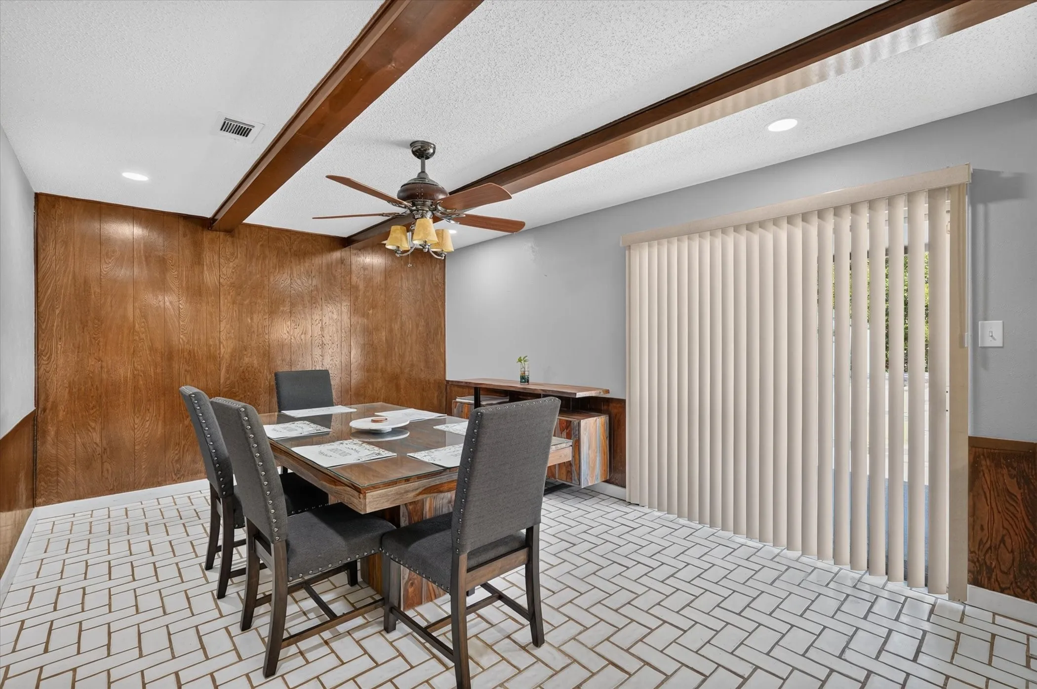 Single Family Residence For Sale in Tarrant County , 1007 Wildwood Drive, Arlington, Texas 76011, 3 Bedroom, 2 Bathroom, Garage spaces, 1,779 Sqft, built in 1966, mls#21377349, Real Estate Agent in Arlington, Homes For Sale in Tarrant county, Homes For Sale in Arlington, Realtor in Arlington Texas, Real Estate Brokerage Independent Realty Texas, Luminita Cordes Realtor