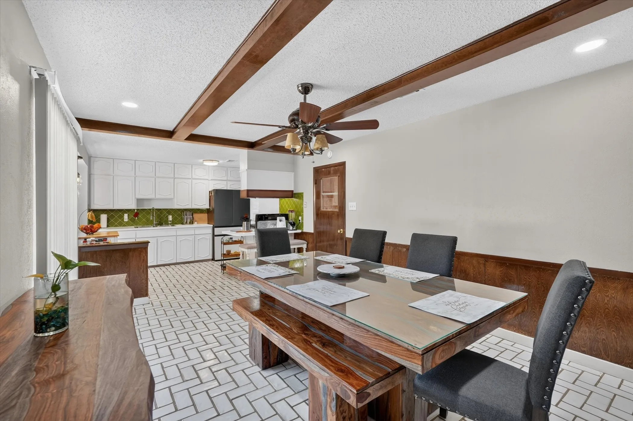 Single Family Residence For Sale in Tarrant County , 1007 Wildwood Drive, Arlington, Texas 76011, 3 Bedroom, 2 Bathroom, Garage spaces, 1,779 Sqft, built in 1966, mls#21377349, Real Estate Agent in Arlington, Homes For Sale in Tarrant county, Homes For Sale in Arlington, Realtor in Arlington Texas, Real Estate Brokerage Independent Realty Texas, Luminita Cordes Realtor