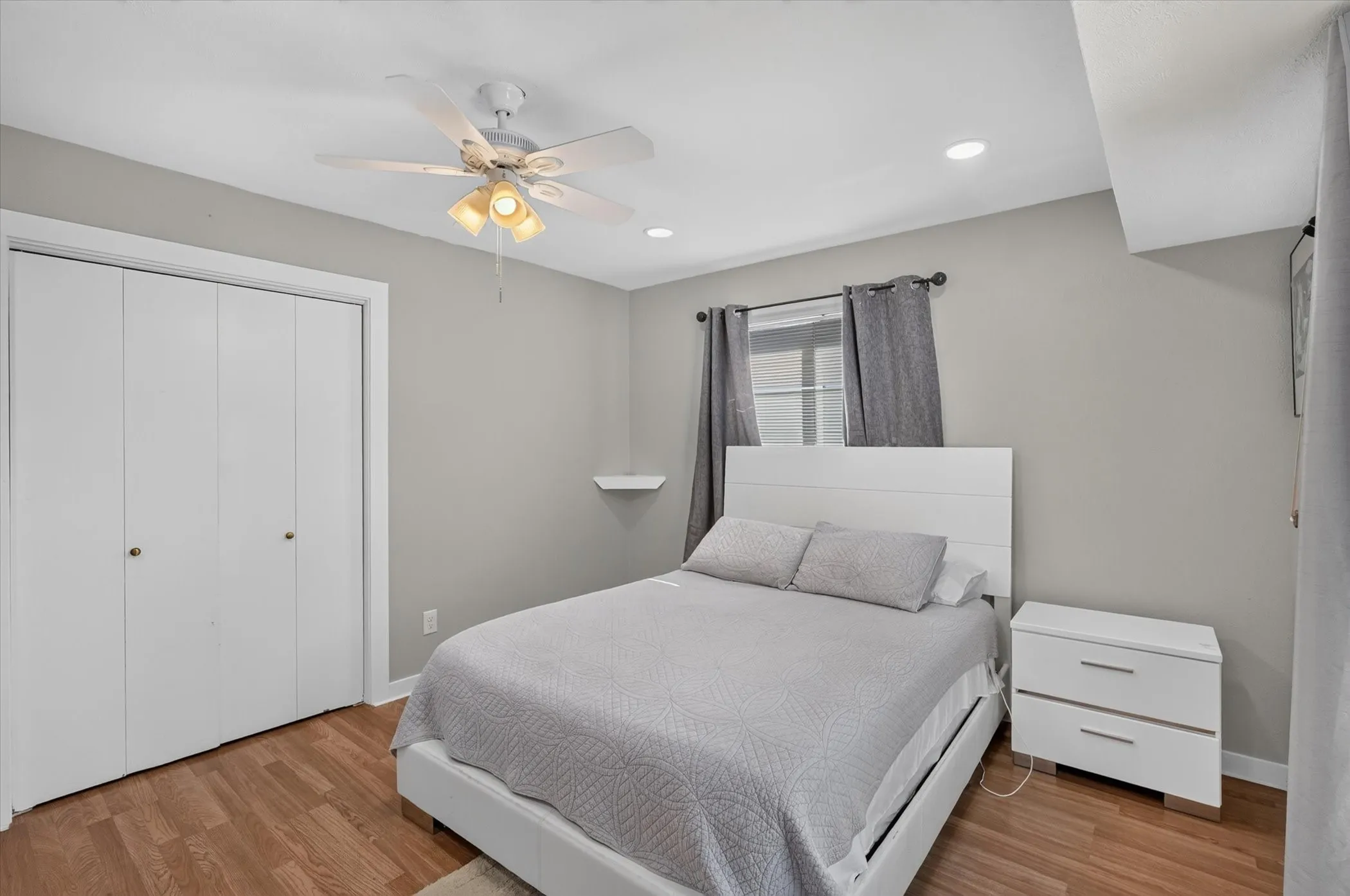Single Family Residence For Sale in Tarrant County , 1007 Wildwood Drive, Arlington, Texas 76011, 3 Bedroom, 2 Bathroom, Garage spaces, 1,779 Sqft, built in 1966, mls#21377349, Real Estate Agent in Arlington, Homes For Sale in Tarrant county, Homes For Sale in Arlington, Realtor in Arlington Texas, Real Estate Brokerage Independent Realty Texas, Luminita Cordes Realtor