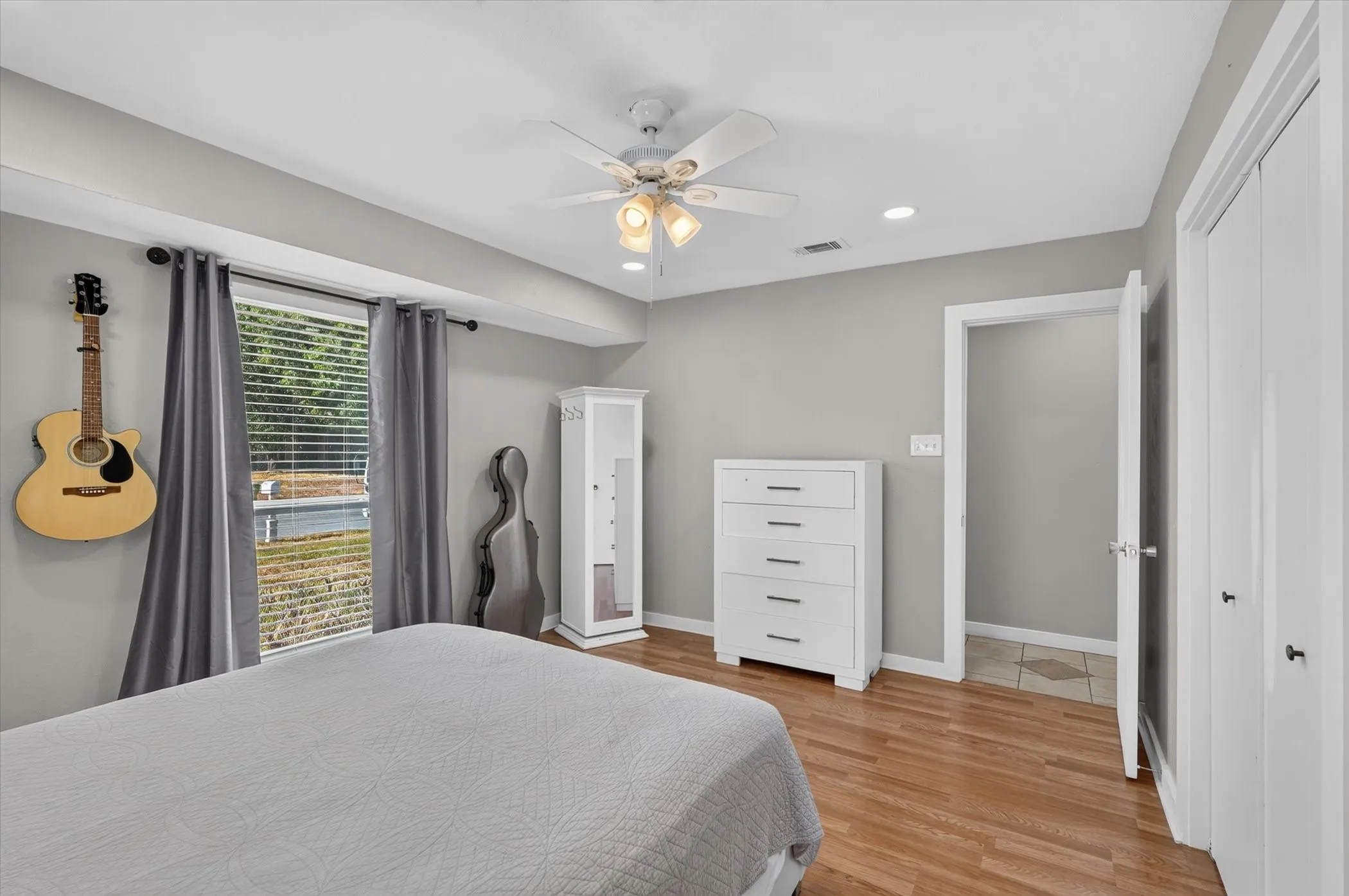 Single Family Residence For Sale in Tarrant County , 1007 Wildwood Drive, Arlington, Texas 76011, 3 Bedroom, 2 Bathroom, Garage spaces, 1,779 Sqft, built in 1966, mls#21377349, Real Estate Agent in Arlington, Homes For Sale in Tarrant county, Homes For Sale in Arlington, Realtor in Arlington Texas, Real Estate Brokerage Independent Realty Texas, Luminita Cordes Realtor