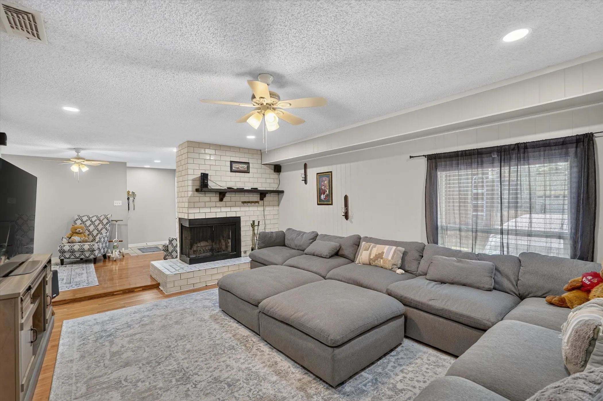 Single Family Residence For Sale in Tarrant County , 1007 Wildwood Drive, Arlington, Texas 76011, 3 Bedroom, 2 Bathroom, Garage spaces, 1,779 Sqft, built in 1966, mls#21377349, Real Estate Agent in Arlington, Homes For Sale in Tarrant county, Homes For Sale in Arlington, Realtor in Arlington Texas, Real Estate Brokerage Independent Realty Texas, Luminita Cordes Realtor