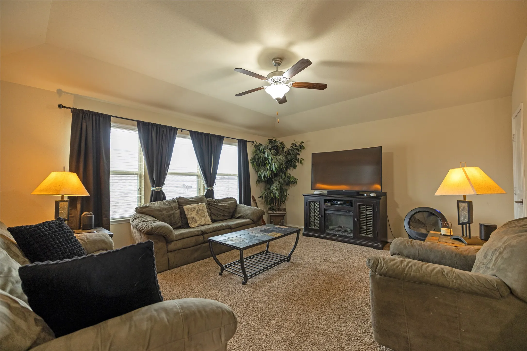 Single Family Residence For Sale in Kaufman County , 3115 Cassinia Parkway, Heartland, Texas 75126, 4 Bedroom, 3 Bathroom, 2 Garage spaces, 2,333 Sqft, built in 2017, mls#21378241, Real Estate Agent in Heartland, Homes For Sale in Kaufman county, Homes For Sale in Heartland, Realtor in Heartland Texas, Real Estate Brokerage Independent Realty Texas, Luminita Cordes Realtor