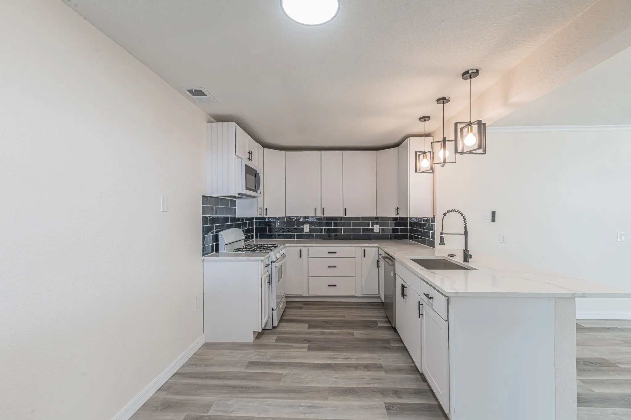 Single Family Residence For Sale in Dallas County , 426 NE 29th Street, Grand Prairie, Texas 75050, 4 Bedroom, 3 Bathroom, Garage spaces, 1,452 Sqft, built in 1951, mls#21378871, Real Estate Agent in Grand Prairie, Homes For Sale in Dallas county, Homes For Sale in Grand Prairie, Realtor in Grand Prairie Texas, Real Estate Brokerage Independent Realty Texas, Luminita Cordes Realtor