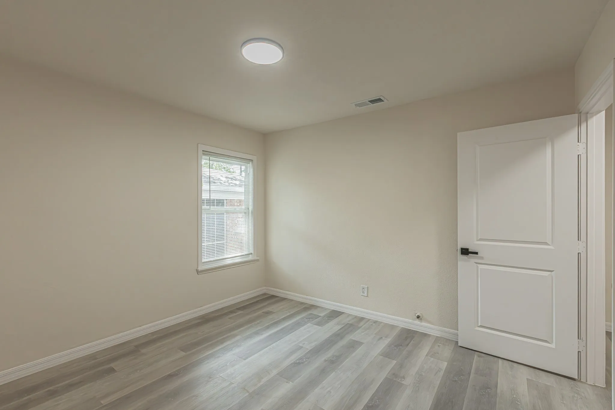 Single Family Residence For Sale in Dallas County , 426 NE 29th Street, Grand Prairie, Texas 75050, 4 Bedroom, 3 Bathroom, Garage spaces, 1,452 Sqft, built in 1951, mls#21378871, Real Estate Agent in Grand Prairie, Homes For Sale in Dallas county, Homes For Sale in Grand Prairie, Realtor in Grand Prairie Texas, Real Estate Brokerage Independent Realty Texas, Luminita Cordes Realtor