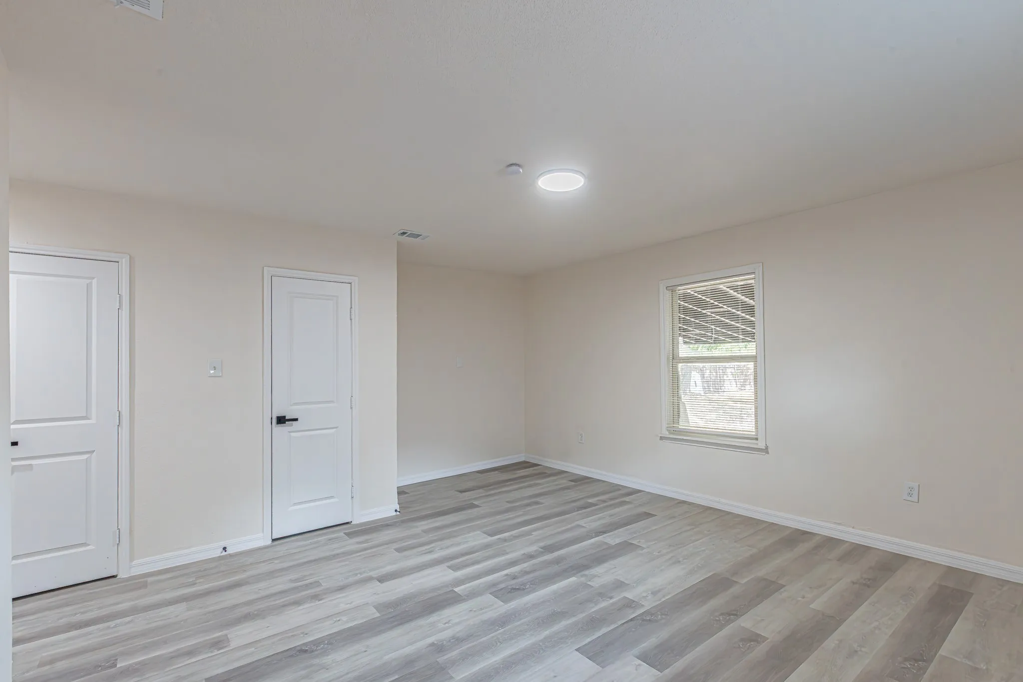 Single Family Residence For Sale in Dallas County , 426 NE 29th Street, Grand Prairie, Texas 75050, 4 Bedroom, 3 Bathroom, Garage spaces, 1,452 Sqft, built in 1951, mls#21378871, Real Estate Agent in Grand Prairie, Homes For Sale in Dallas county, Homes For Sale in Grand Prairie, Realtor in Grand Prairie Texas, Real Estate Brokerage Independent Realty Texas, Luminita Cordes Realtor