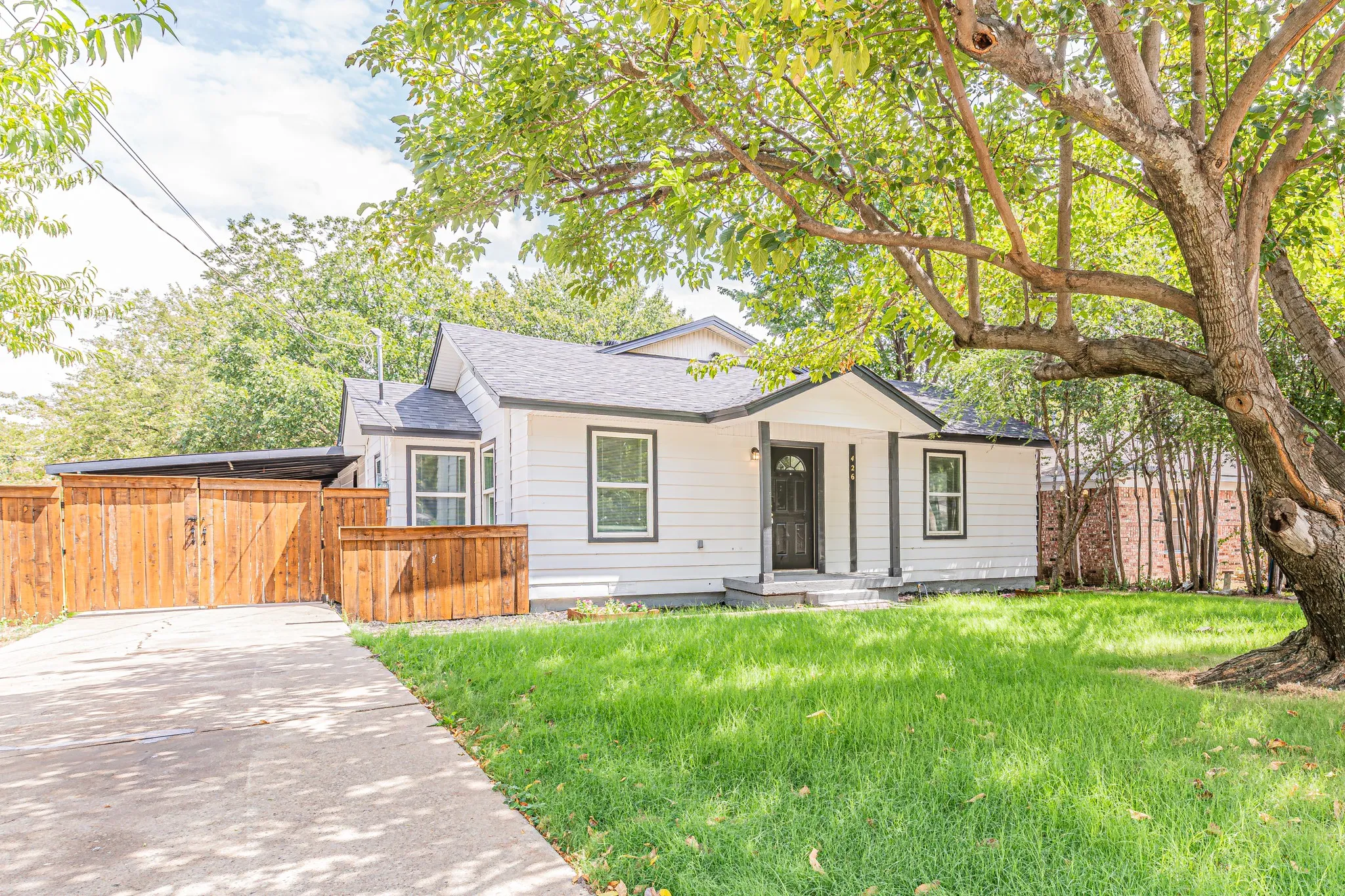 Single Family Residence For Sale in Dallas County , 426 NE 29th Street, Grand Prairie, Texas 75050, 4 Bedroom, 3 Bathroom, Garage spaces, 1,452 Sqft, built in 1951, mls#21378871, Real Estate Agent in Grand Prairie, Homes For Sale in Dallas county, Homes For Sale in Grand Prairie, Realtor in Grand Prairie Texas, Real Estate Brokerage Independent Realty Texas, Luminita Cordes Realtor