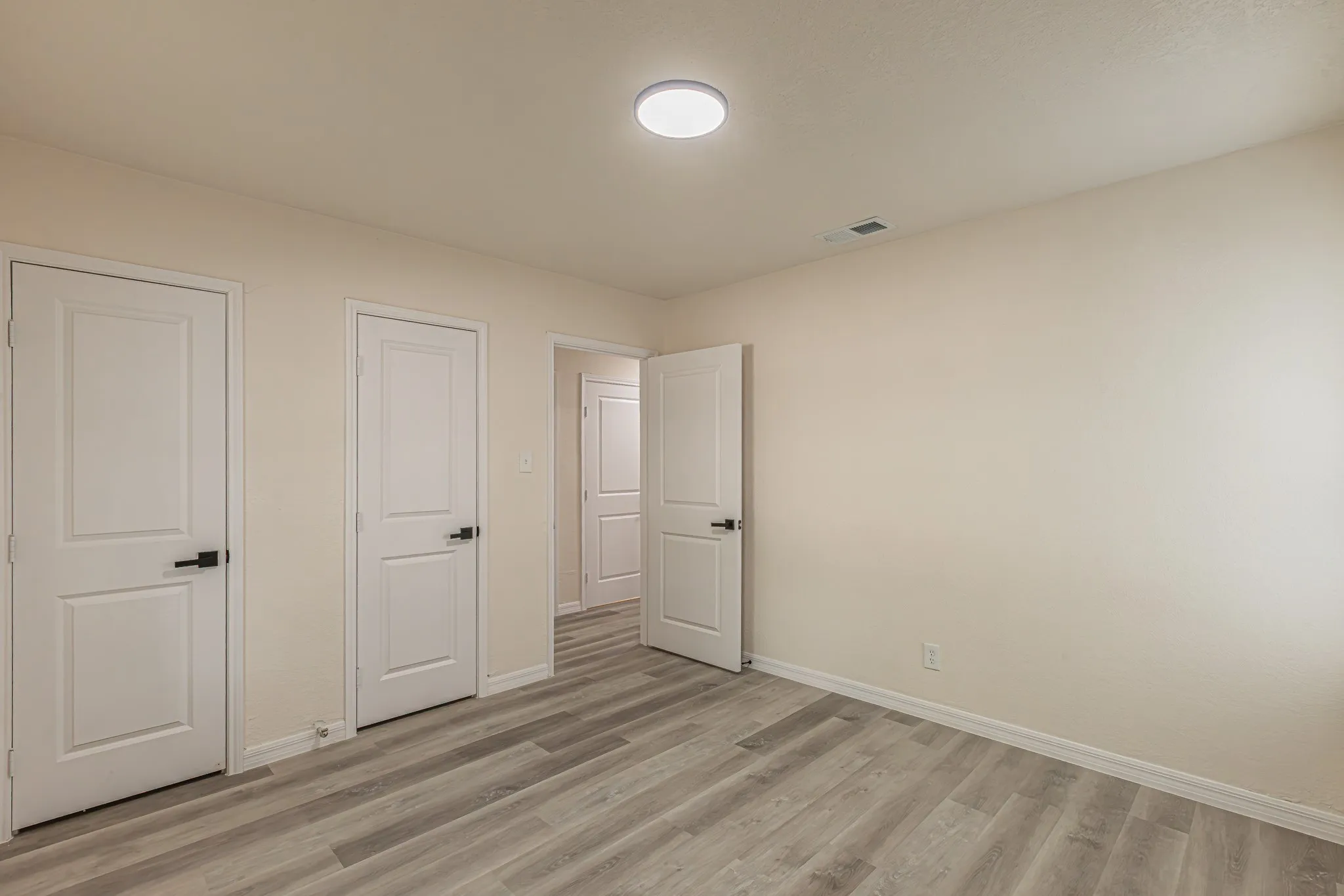 Single Family Residence For Sale in Dallas County , 426 NE 29th Street, Grand Prairie, Texas 75050, 4 Bedroom, 3 Bathroom, Garage spaces, 1,452 Sqft, built in 1951, mls#21378871, Real Estate Agent in Grand Prairie, Homes For Sale in Dallas county, Homes For Sale in Grand Prairie, Realtor in Grand Prairie Texas, Real Estate Brokerage Independent Realty Texas, Luminita Cordes Realtor