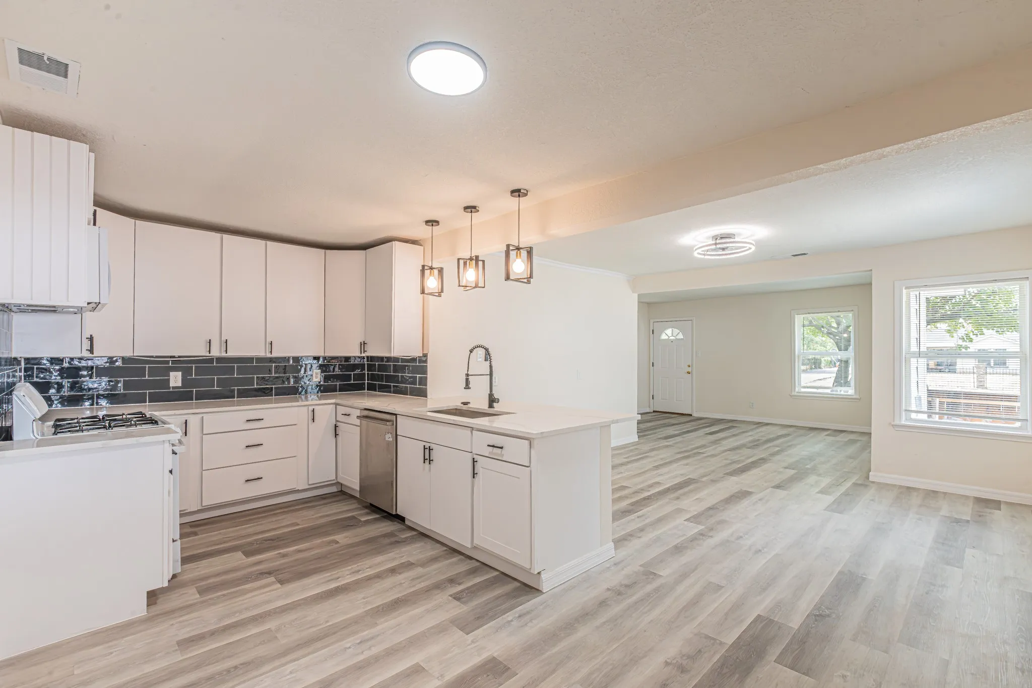 Single Family Residence For Sale in Dallas County , 426 NE 29th Street, Grand Prairie, Texas 75050, 4 Bedroom, 3 Bathroom, Garage spaces, 1,452 Sqft, built in 1951, mls#21378871, Real Estate Agent in Grand Prairie, Homes For Sale in Dallas county, Homes For Sale in Grand Prairie, Realtor in Grand Prairie Texas, Real Estate Brokerage Independent Realty Texas, Luminita Cordes Realtor