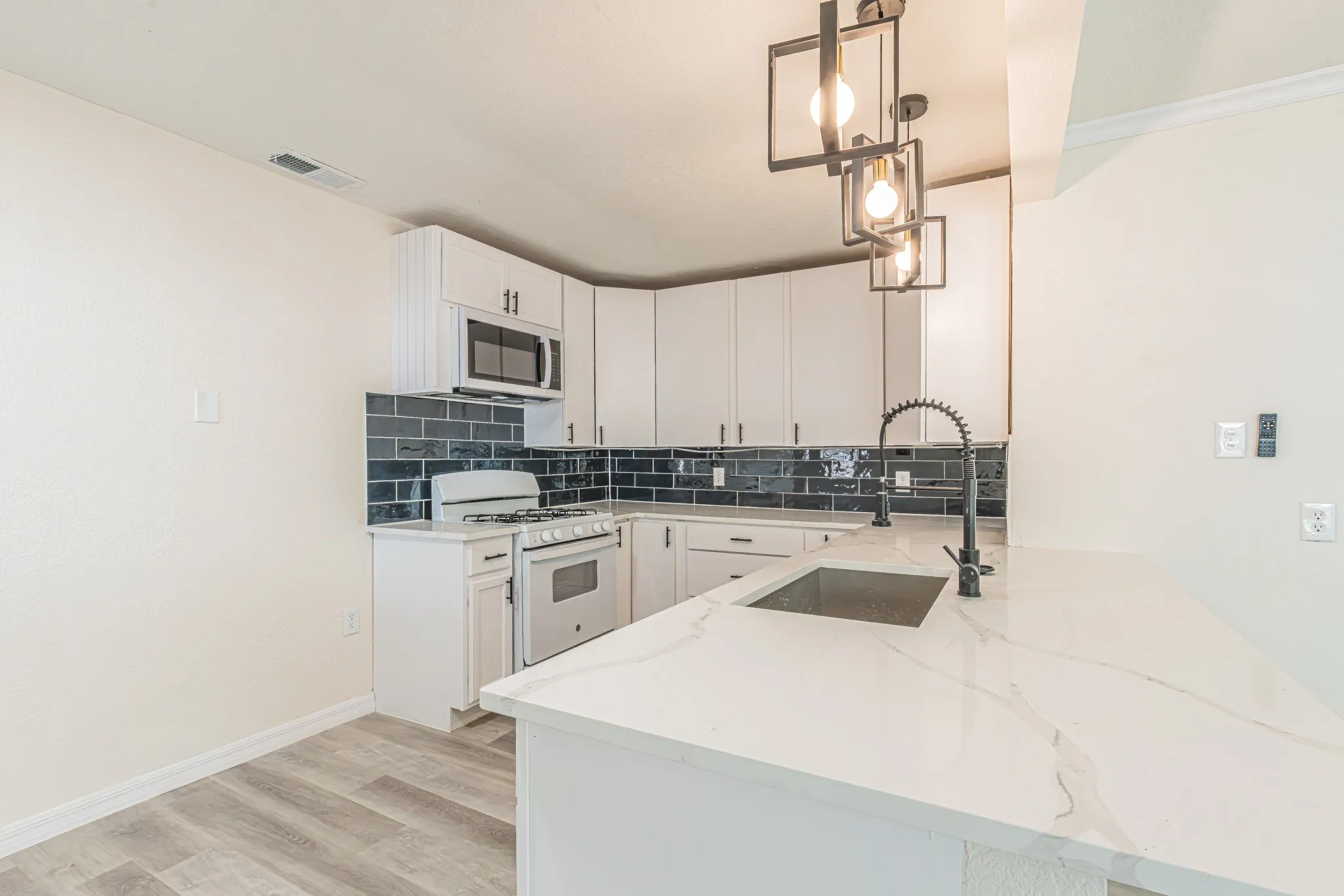 Single Family Residence For Sale in Dallas County , 426 NE 29th Street, Grand Prairie, Texas 75050, 4 Bedroom, 3 Bathroom, Garage spaces, 1,452 Sqft, built in 1951, mls#21378871, Real Estate Agent in Grand Prairie, Homes For Sale in Dallas county, Homes For Sale in Grand Prairie, Realtor in Grand Prairie Texas, Real Estate Brokerage Independent Realty Texas, Luminita Cordes Realtor