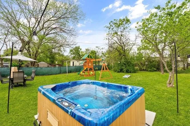 Single Family Residence For Rent in Tarrant County , 1110 Park Street, Arlington, Texas 76011, 4 Bedroom, 2 Bathroom, Garage spaces, 1,750 Sqft, built in 1957, mls#21379092, Real Estate Agent in Arlington, Homes For Rent in Tarrant county, Homes For Rent in Arlington, Realtor in Arlington Texas, Real Estate Brokerage Independent Realty Texas, Luminita Cordes Realtor
