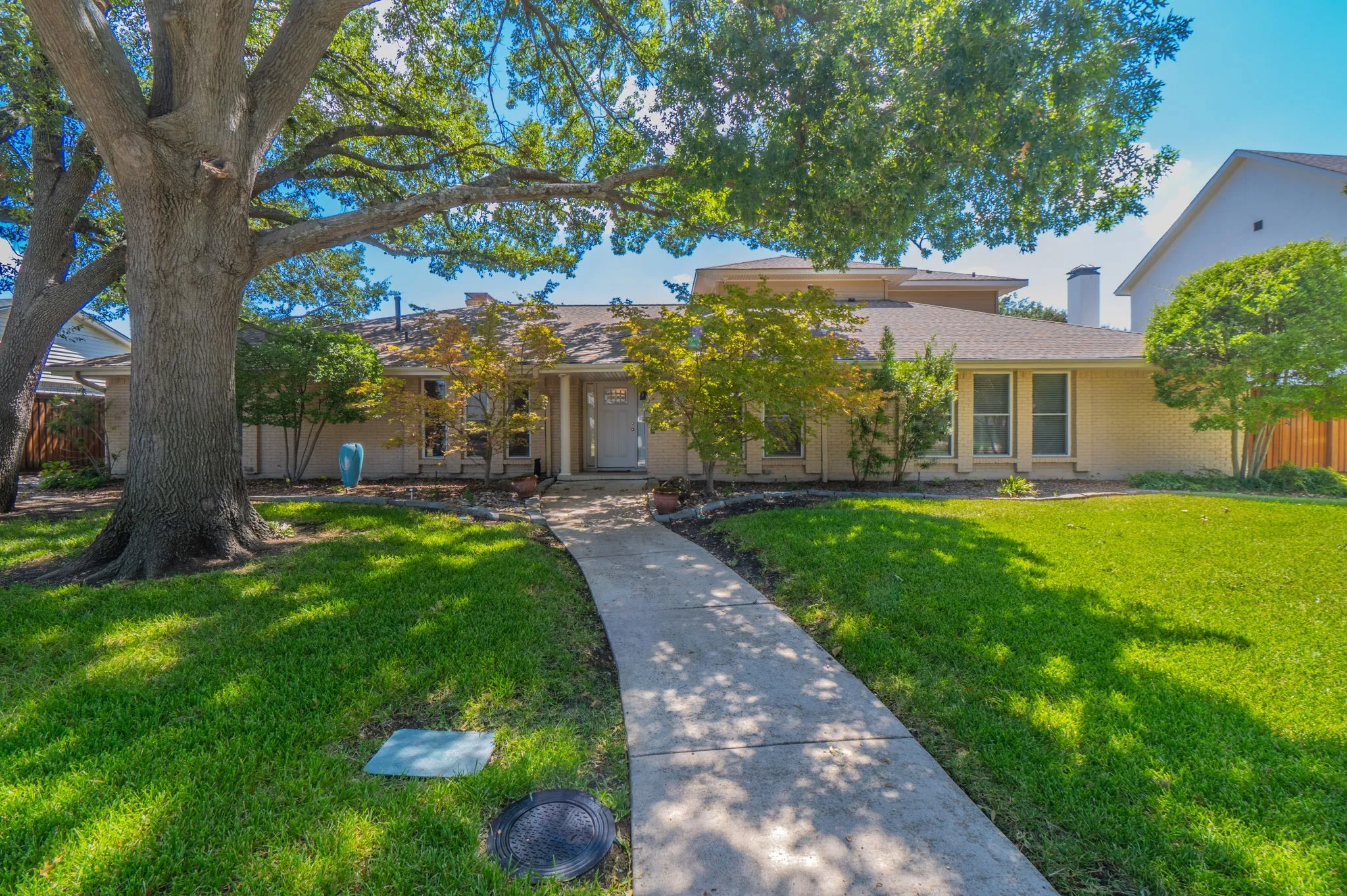 Single Family Residence For Sale in Dallas County , 7616 Woodstone Lane, Dallas, Texas 75248, 5 Bedroom, 4 Bathroom, 2 Garage spaces, 3,653 Sqft, built in 1969, mls#21378929, Real Estate Agent in Dallas, Homes For Sale in Dallas county, Homes For Sale in Dallas, Realtor in Dallas Texas, Real Estate Brokerage Independent Realty Texas, Luminita Cordes Realtor