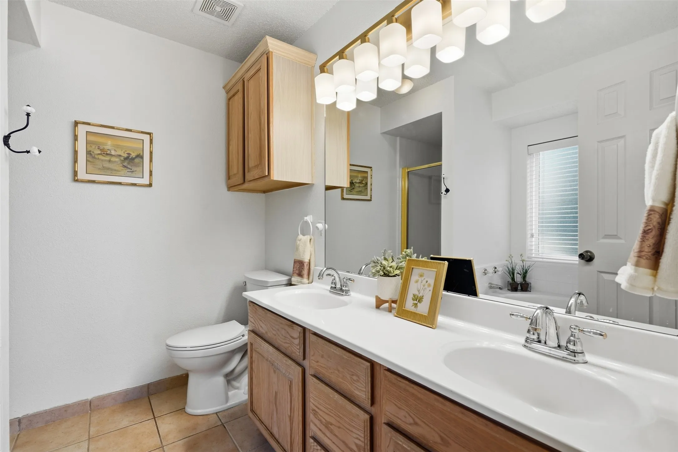 Single Family Residence For Sale in Tarrant County , 5004 Ridgefield Court, Arlington, Texas 76017, 4 Bedroom, 3 Bathroom, 2 Garage spaces, 2,295 Sqft, built in 1997, mls#21378177, Real Estate Agent in Arlington, Homes For Sale in Tarrant county, Homes For Sale in Arlington, Realtor in Arlington Texas, Real Estate Brokerage Independent Realty Texas, Luminita Cordes Realtor