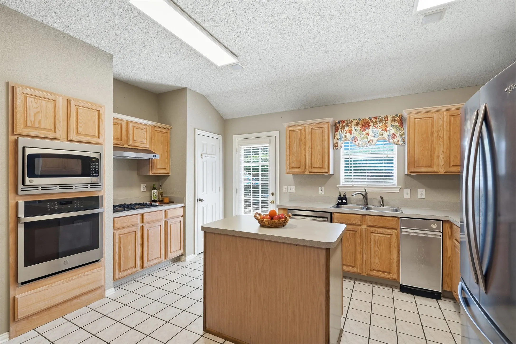 Single Family Residence For Sale in Tarrant County , 5004 Ridgefield Court, Arlington, Texas 76017, 4 Bedroom, 3 Bathroom, 2 Garage spaces, 2,295 Sqft, built in 1997, mls#21378177, Real Estate Agent in Arlington, Homes For Sale in Tarrant county, Homes For Sale in Arlington, Realtor in Arlington Texas, Real Estate Brokerage Independent Realty Texas, Luminita Cordes Realtor