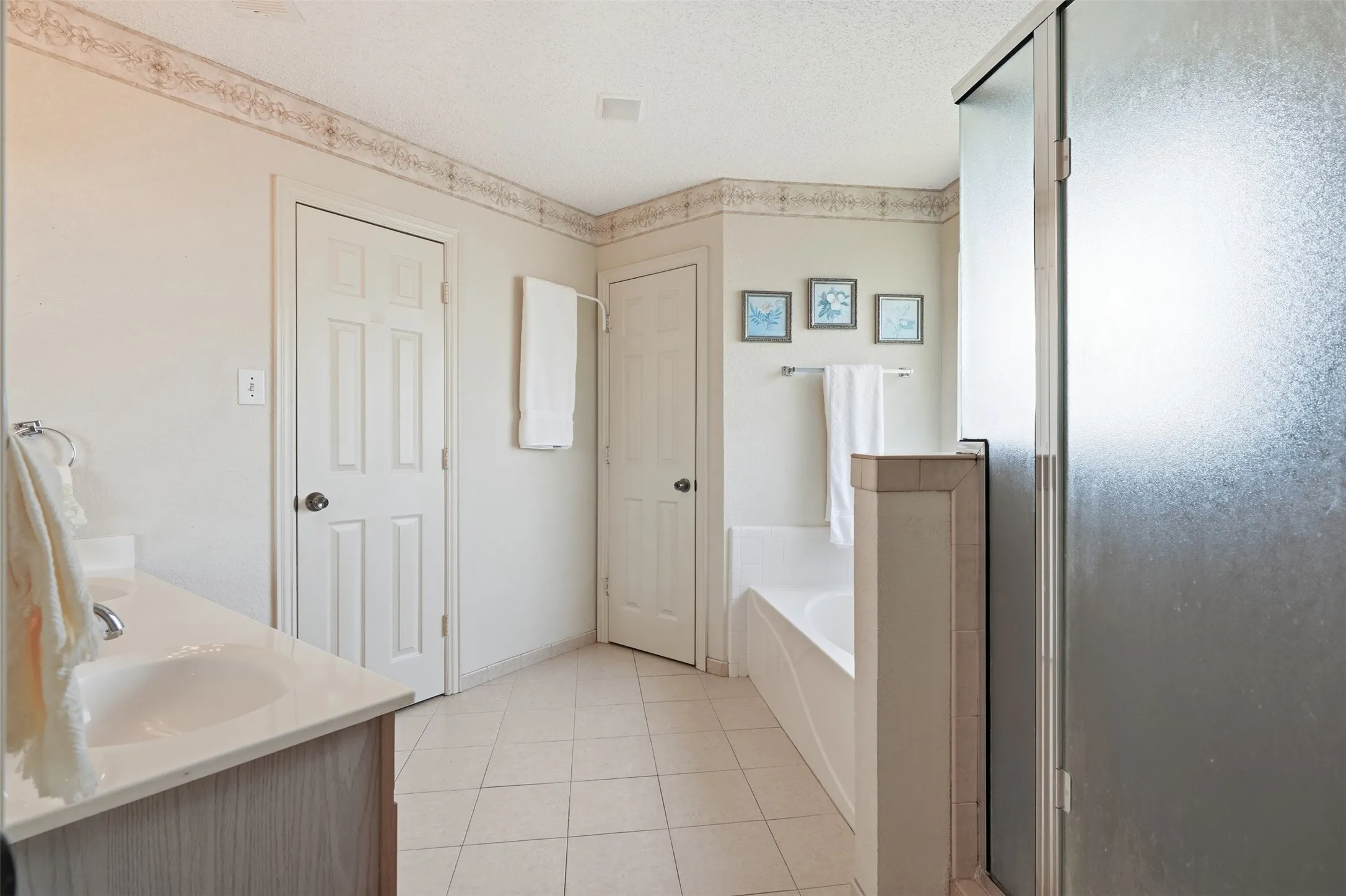 Single Family Residence For Sale in Tarrant County , 5004 Ridgefield Court, Arlington, Texas 76017, 4 Bedroom, 3 Bathroom, 2 Garage spaces, 2,295 Sqft, built in 1997, mls#21378177, Real Estate Agent in Arlington, Homes For Sale in Tarrant county, Homes For Sale in Arlington, Realtor in Arlington Texas, Real Estate Brokerage Independent Realty Texas, Luminita Cordes Realtor