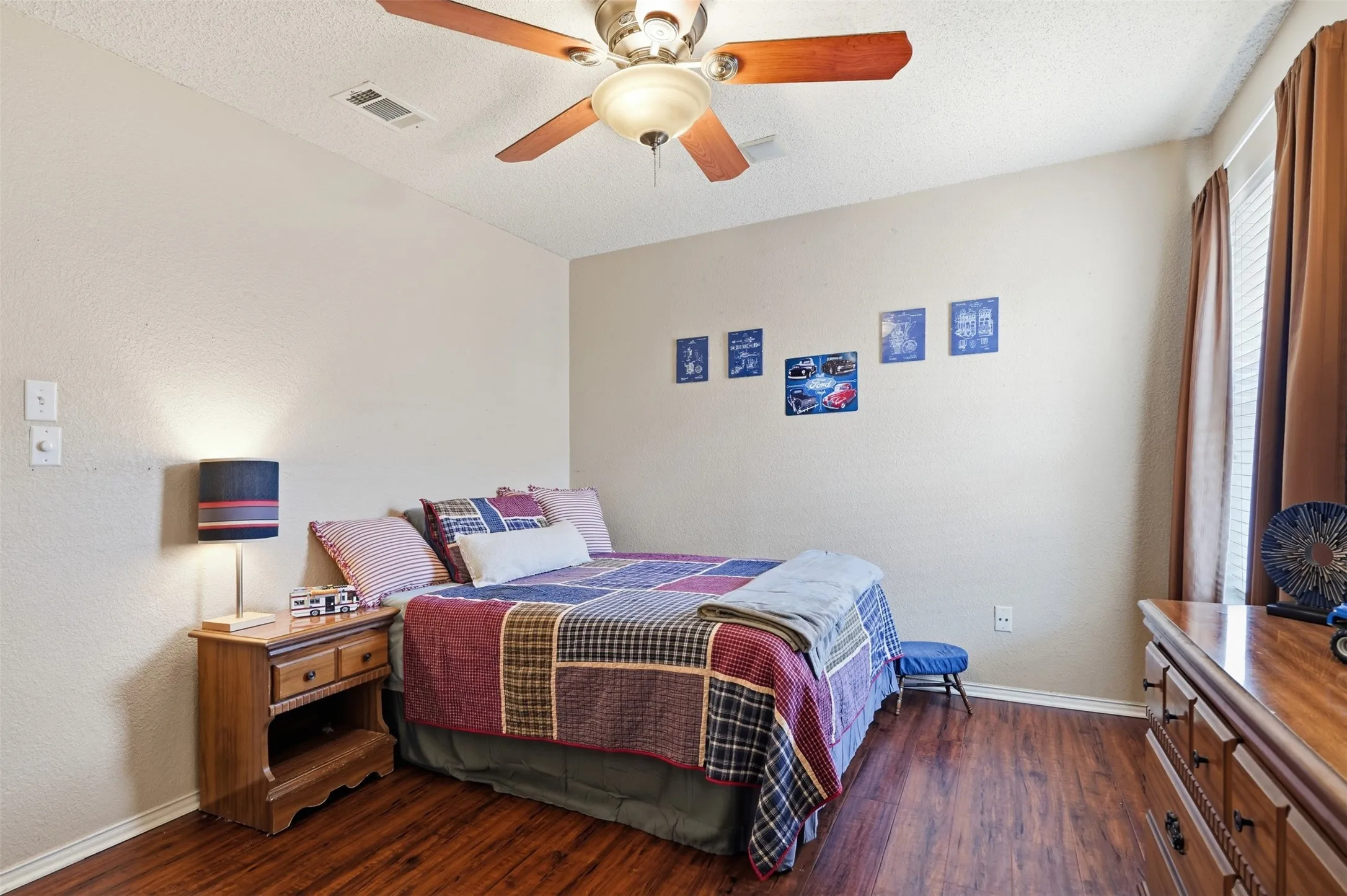 Single Family Residence For Sale in Tarrant County , 5004 Ridgefield Court, Arlington, Texas 76017, 4 Bedroom, 3 Bathroom, 2 Garage spaces, 2,295 Sqft, built in 1997, mls#21378177, Real Estate Agent in Arlington, Homes For Sale in Tarrant county, Homes For Sale in Arlington, Realtor in Arlington Texas, Real Estate Brokerage Independent Realty Texas, Luminita Cordes Realtor