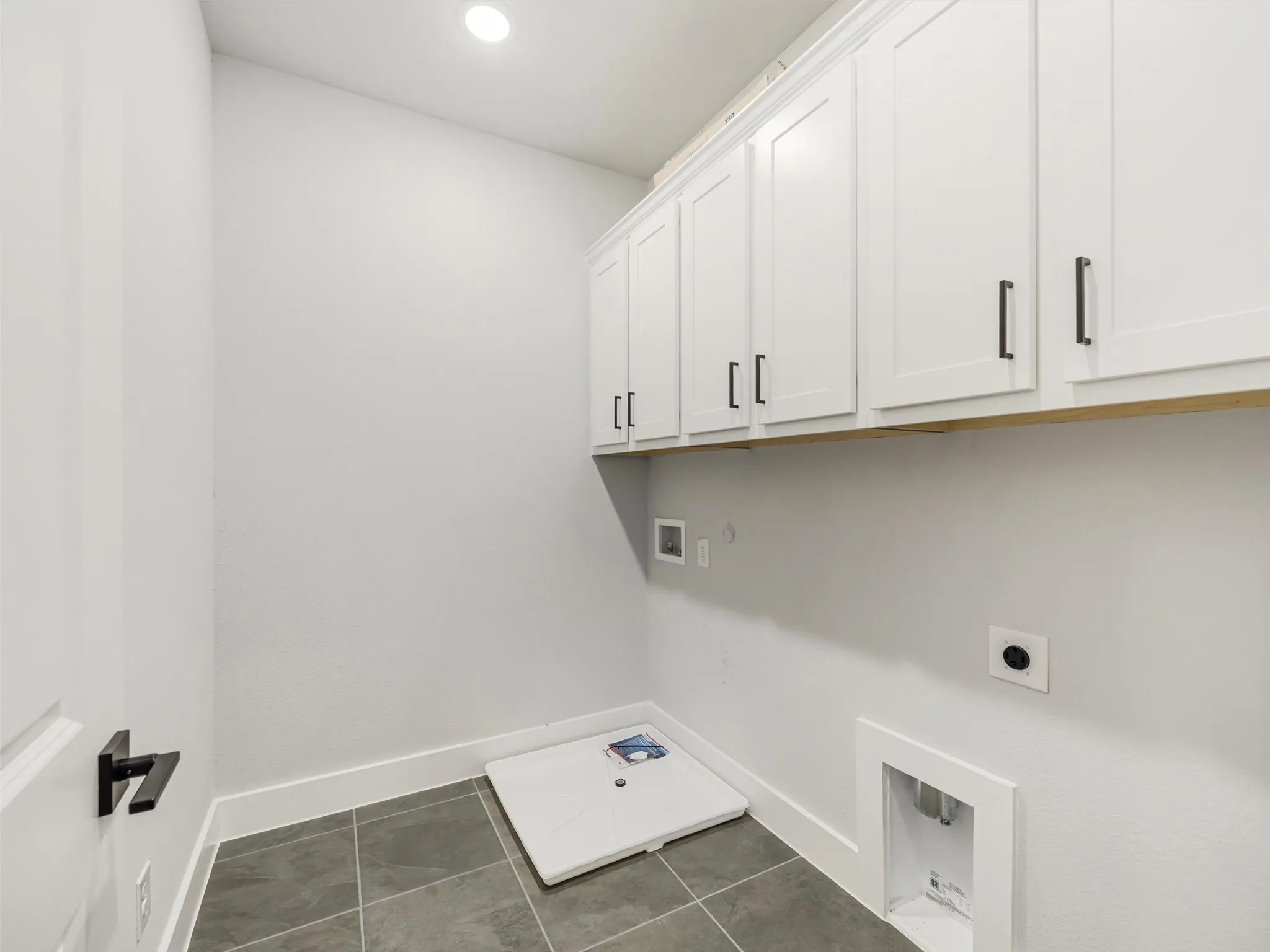 Spacious Laundry room with built-in Cabinets