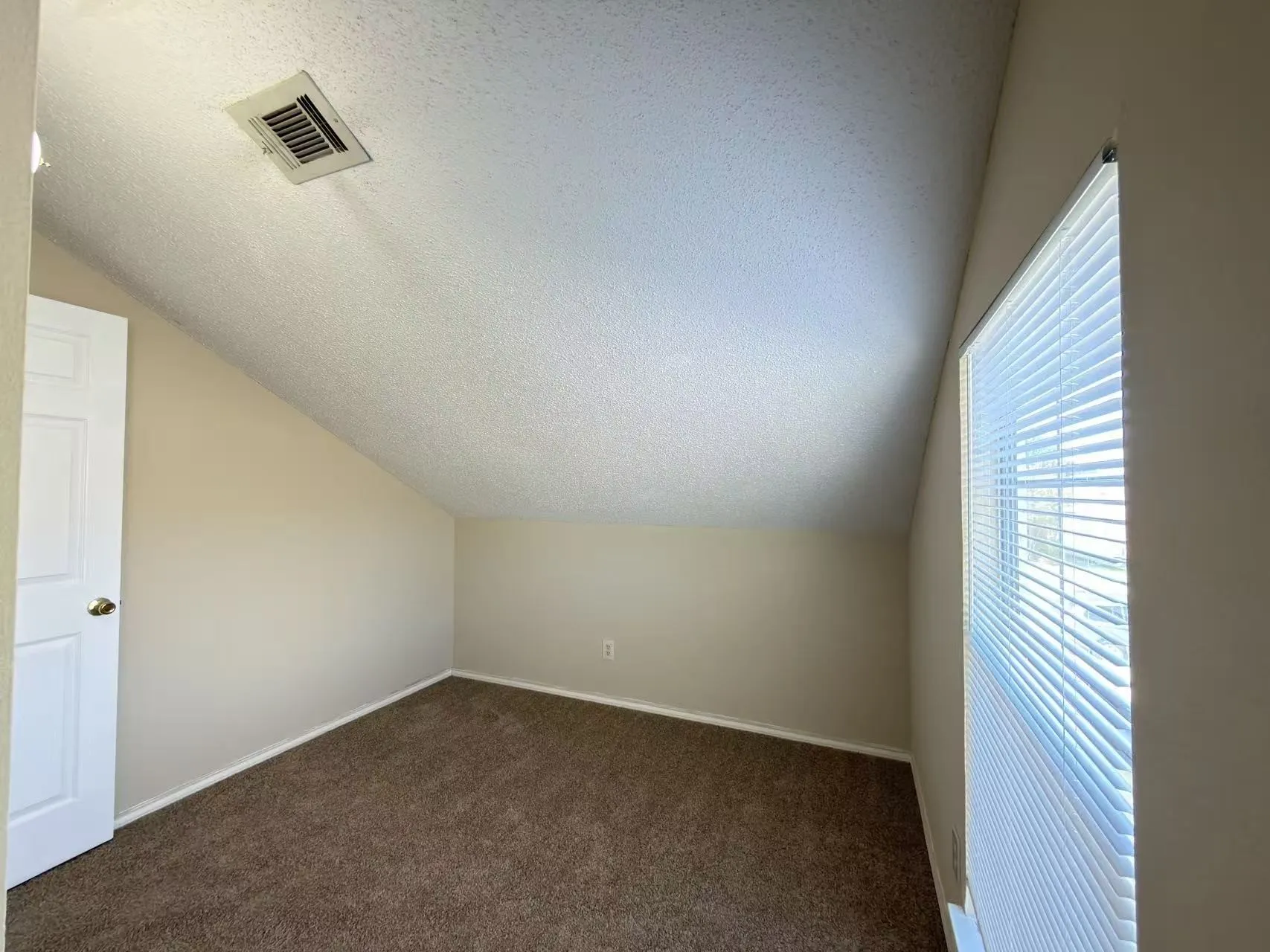 Single Family Residence For Rent in Dallas County , 2918 Lake Valley Drive, Garland, Texas 75040, 4 Bedroom, 2 Bathroom, 2 Garage spaces, 1,890 Sqft, built in 1989, mls#21376593, Real Estate Agent in Garland, Homes For Rent in Dallas county, Homes For Rent in Garland, Realtor in Garland Texas, Real Estate Brokerage Independent Realty Texas, Luminita Cordes Realtor