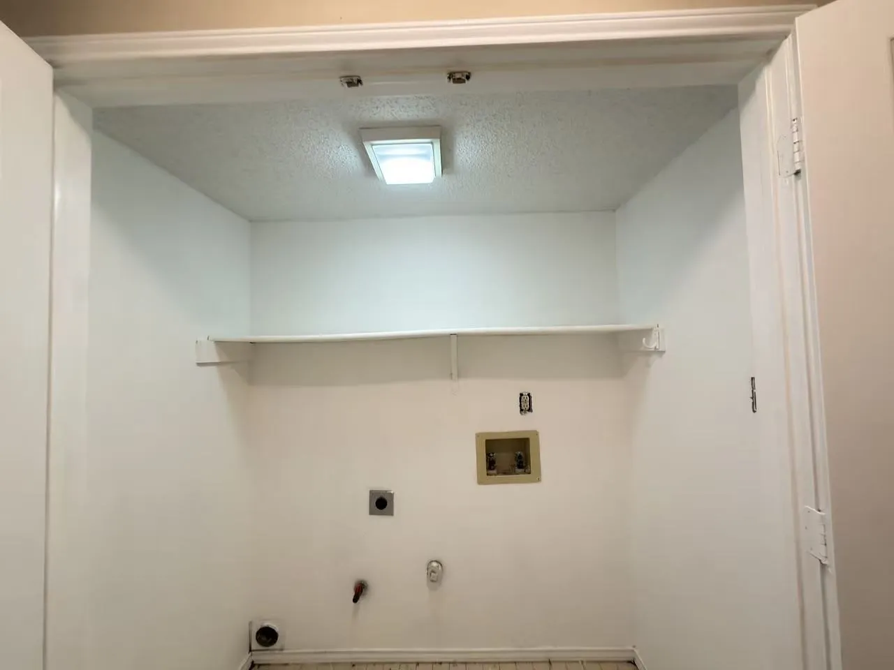 Single Family Residence For Rent in Dallas County , 2918 Lake Valley Drive, Garland, Texas 75040, 4 Bedroom, 2 Bathroom, 2 Garage spaces, 1,890 Sqft, built in 1989, mls#21376593, Real Estate Agent in Garland, Homes For Rent in Dallas county, Homes For Rent in Garland, Realtor in Garland Texas, Real Estate Brokerage Independent Realty Texas, Luminita Cordes Realtor
