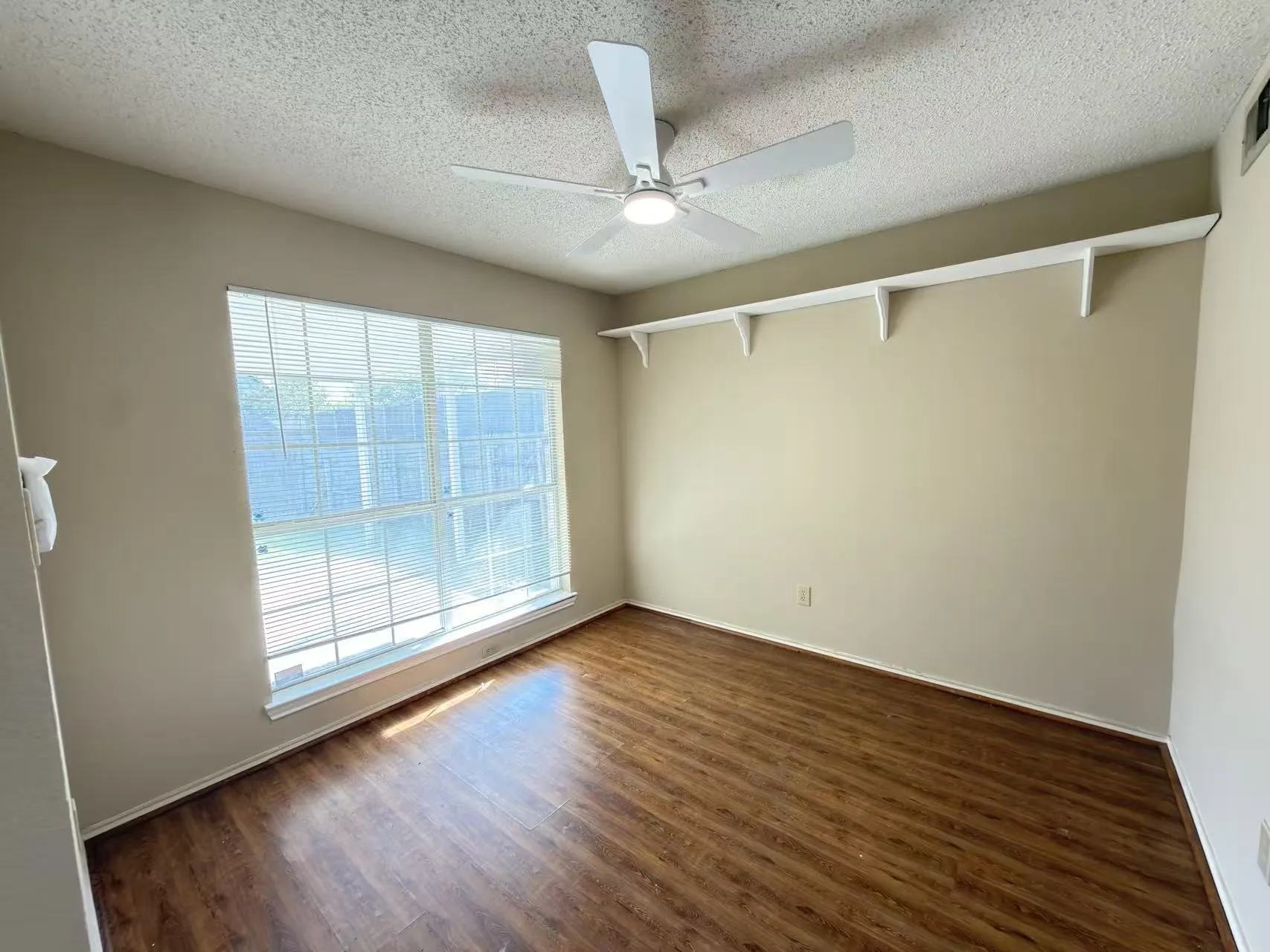 Single Family Residence For Rent in Dallas County , 2918 Lake Valley Drive, Garland, Texas 75040, 4 Bedroom, 2 Bathroom, 2 Garage spaces, 1,890 Sqft, built in 1989, mls#21376593, Real Estate Agent in Garland, Homes For Rent in Dallas county, Homes For Rent in Garland, Realtor in Garland Texas, Real Estate Brokerage Independent Realty Texas, Luminita Cordes Realtor
