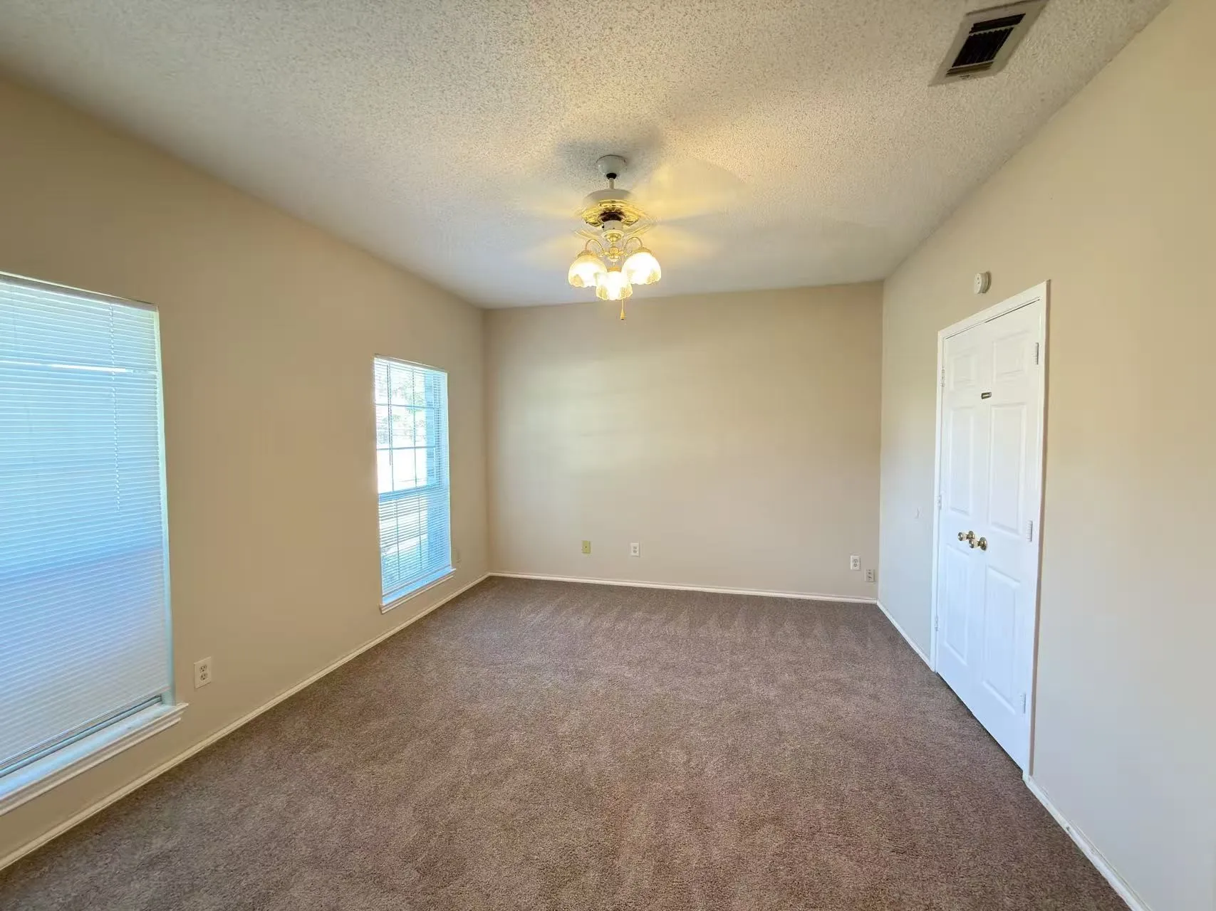 Single Family Residence For Rent in Dallas County , 2918 Lake Valley Drive, Garland, Texas 75040, 4 Bedroom, 2 Bathroom, 2 Garage spaces, 1,890 Sqft, built in 1989, mls#21376593, Real Estate Agent in Garland, Homes For Rent in Dallas county, Homes For Rent in Garland, Realtor in Garland Texas, Real Estate Brokerage Independent Realty Texas, Luminita Cordes Realtor