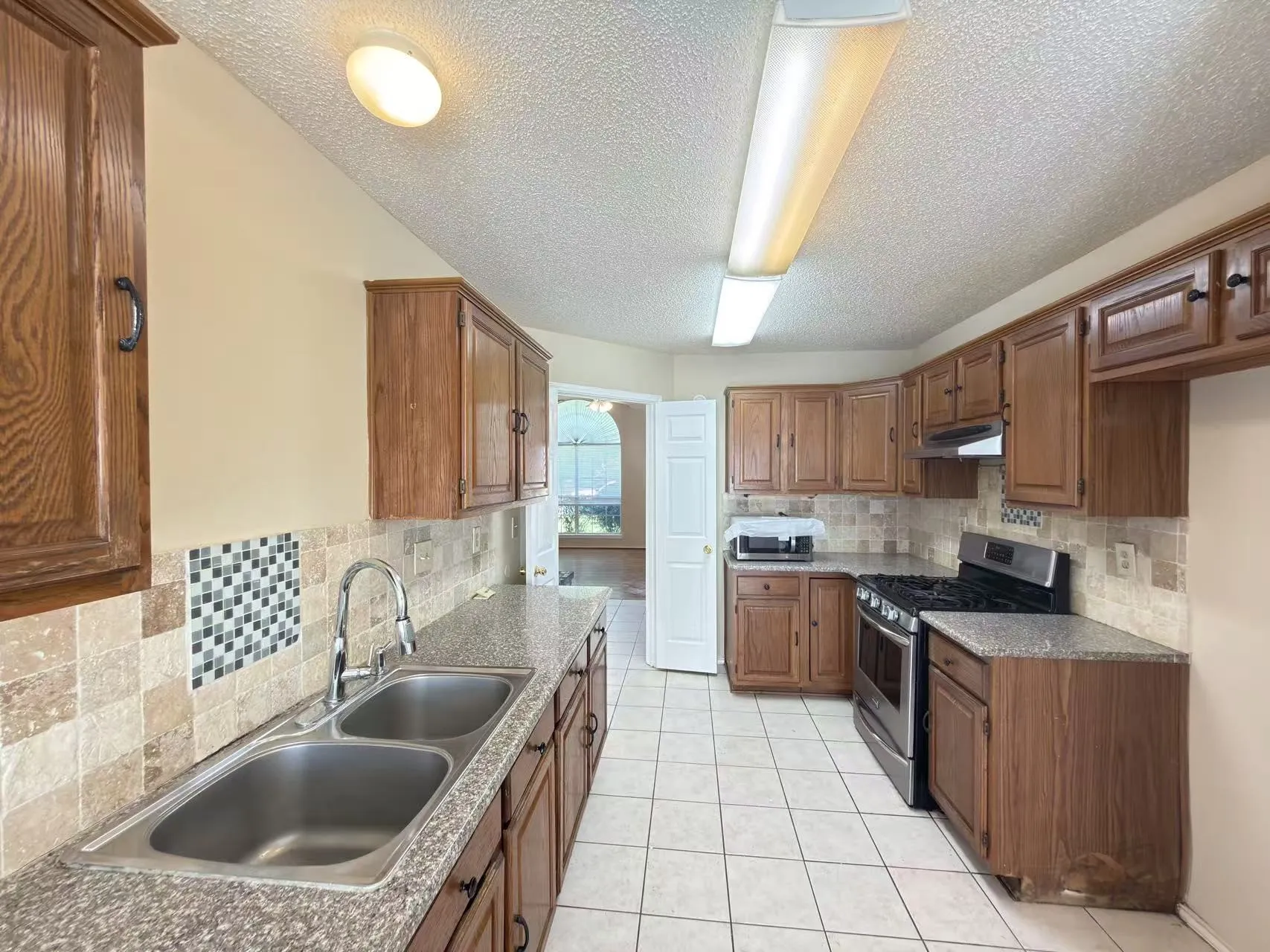 Single Family Residence For Rent in Dallas County , 2918 Lake Valley Drive, Garland, Texas 75040, 4 Bedroom, 2 Bathroom, 2 Garage spaces, 1,890 Sqft, built in 1989, mls#21376593, Real Estate Agent in Garland, Homes For Rent in Dallas county, Homes For Rent in Garland, Realtor in Garland Texas, Real Estate Brokerage Independent Realty Texas, Luminita Cordes Realtor