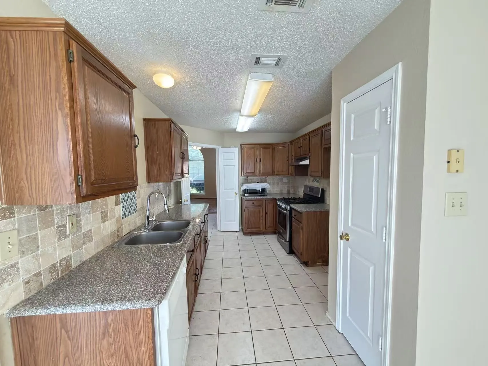 Single Family Residence For Rent in Dallas County , 2918 Lake Valley Drive, Garland, Texas 75040, 4 Bedroom, 2 Bathroom, 2 Garage spaces, 1,890 Sqft, built in 1989, mls#21376593, Real Estate Agent in Garland, Homes For Rent in Dallas county, Homes For Rent in Garland, Realtor in Garland Texas, Real Estate Brokerage Independent Realty Texas, Luminita Cordes Realtor