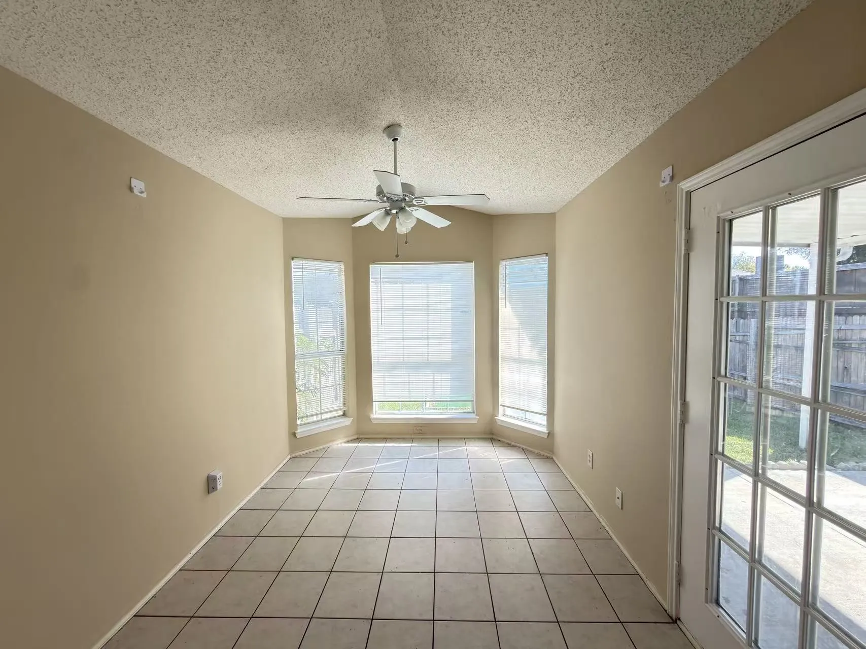 Single Family Residence For Rent in Dallas County , 2918 Lake Valley Drive, Garland, Texas 75040, 4 Bedroom, 2 Bathroom, 2 Garage spaces, 1,890 Sqft, built in 1989, mls#21376593, Real Estate Agent in Garland, Homes For Rent in Dallas county, Homes For Rent in Garland, Realtor in Garland Texas, Real Estate Brokerage Independent Realty Texas, Luminita Cordes Realtor