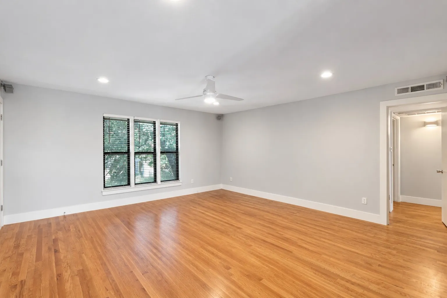 Condominium For Sale in Dallas County , 10727 Villager Road C, Dallas, Texas 75230, 2 Bedroom, 2 Bathroom, Garage spaces, 1,444 Sqft, built in 1969, mls#21378627, Real Estate Agent in Dallas, Homes For Sale in Dallas county, Homes For Sale in Dallas, Realtor in Dallas Texas, Real Estate Brokerage Independent Realty Texas, Luminita Cordes Realtor