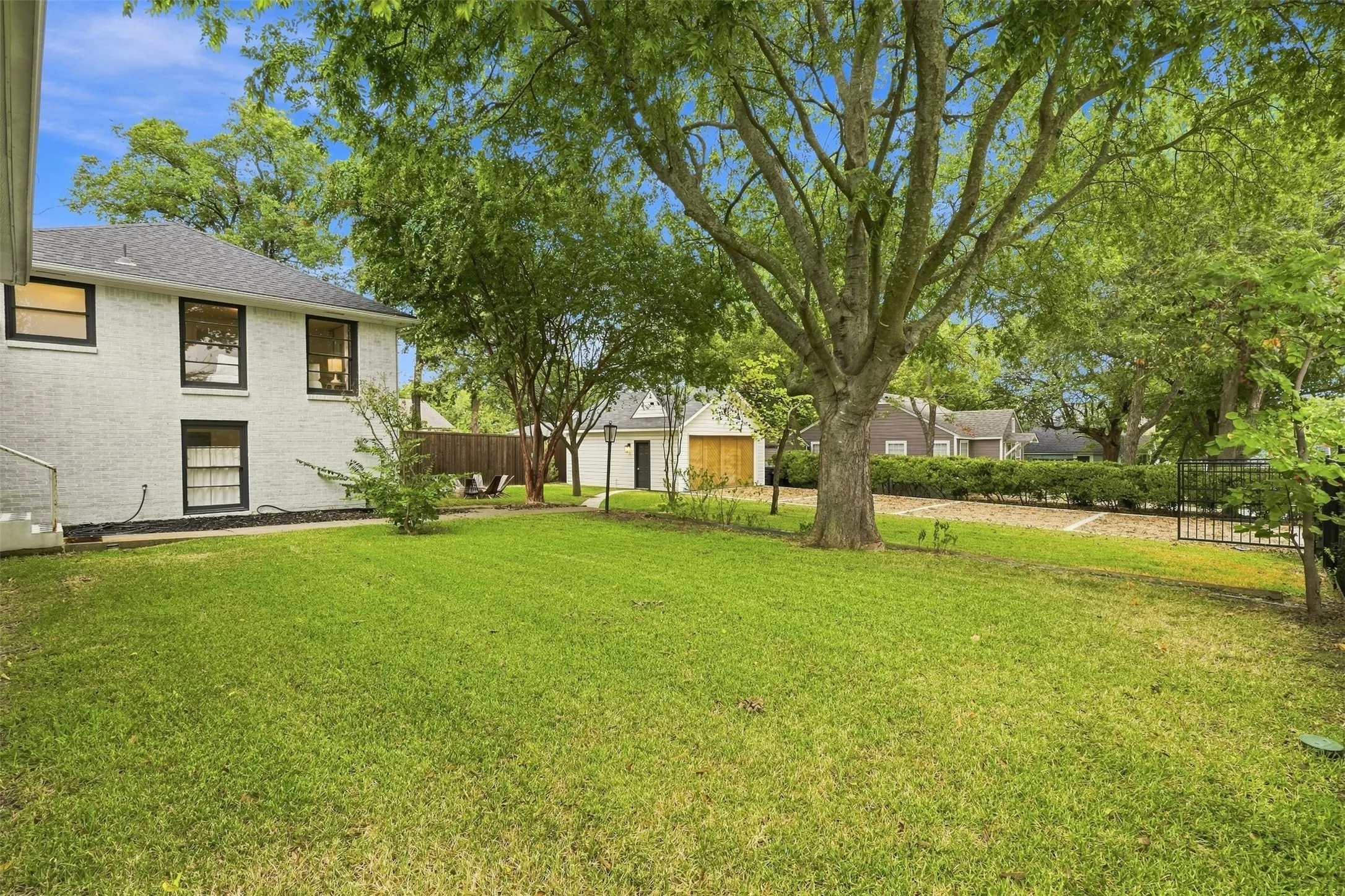 Single Family Residence For Sale in Collin County , 800 N Waddill Street, Mc Kinney, Texas 75069, 4 Bedroom, 4 Bathroom, 2 Garage spaces, 3,815 Sqft, built in 1965, mls#21377874, Real Estate Agent in Mc Kinney, Homes For Sale in Collin county, Homes For Sale in Mc Kinney, Realtor in Mc Kinney Texas, Real Estate Brokerage Independent Realty Texas, Luminita Cordes Realtor
