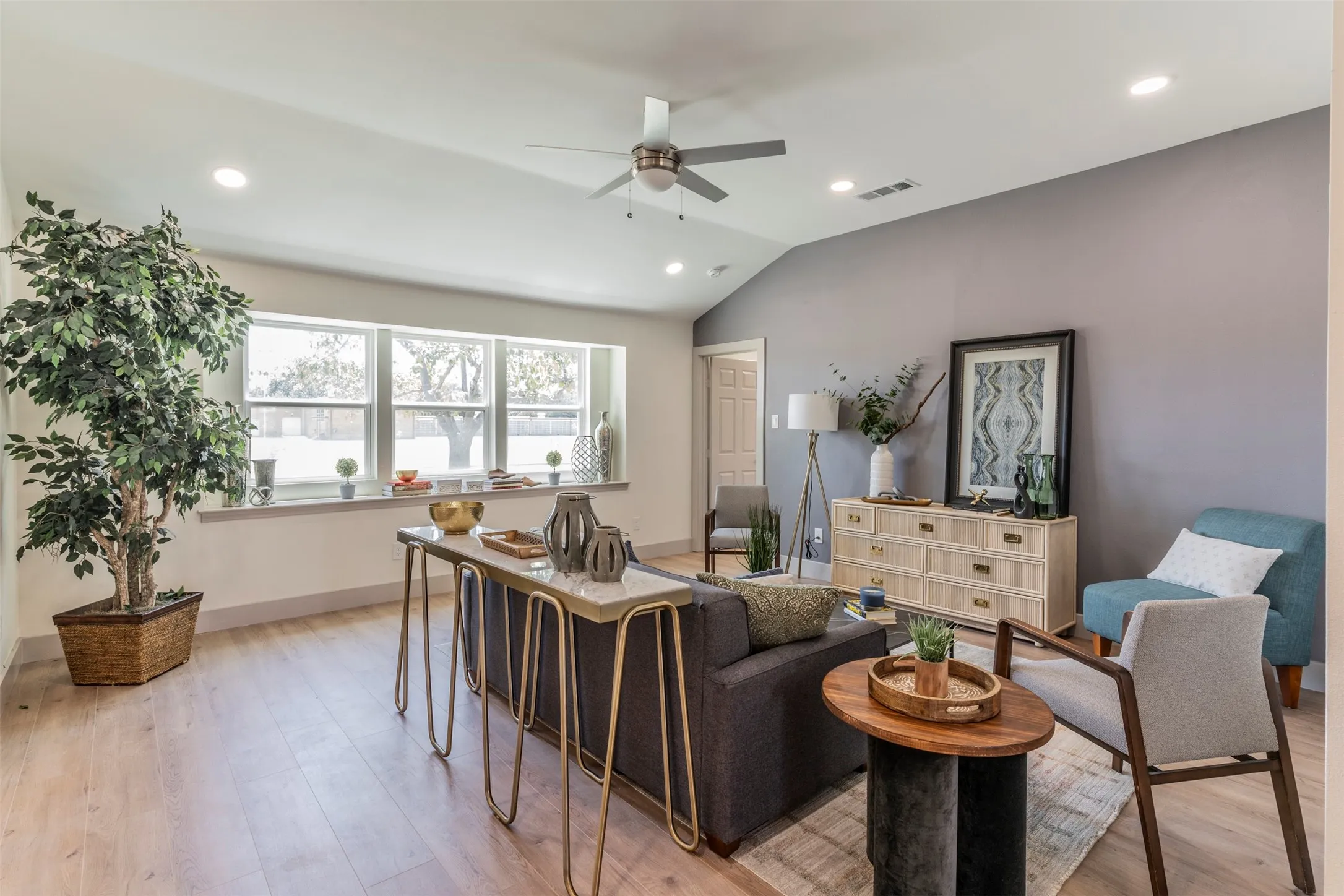 Single Family Residence For Rent in Dallas County , 3131 Altman Drive, Dallas, Texas 75229, 4 Bedroom, 3 Bathroom, 2 Garage spaces, 2,213 Sqft, built in 1955, mls#21378899, Real Estate Agent in Dallas, Homes For Rent in Dallas county, Homes For Rent in Dallas, Realtor in Dallas Texas, Real Estate Brokerage Independent Realty Texas, Luminita Cordes Realtor