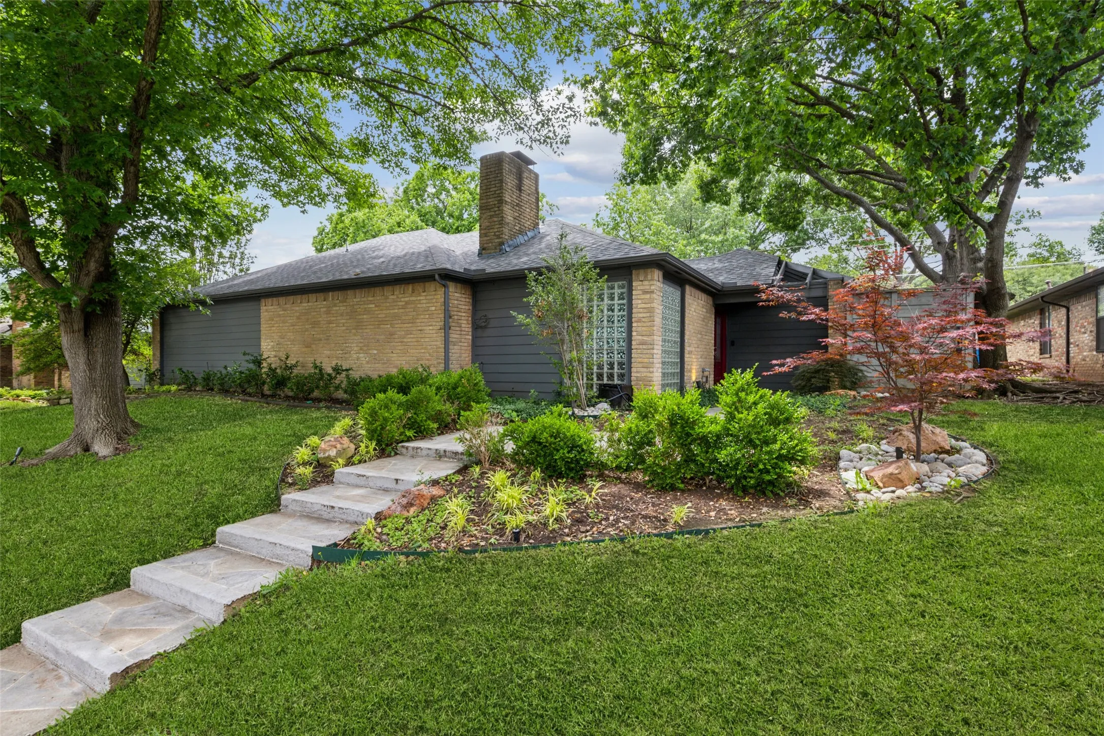 Single Family Residence For Sale in Dallas County , 7221 Pleasant View Drive, Dallas, Texas 75231, 3 Bedroom, 3 Bathroom, 2 Garage spaces, 2,785 Sqft, built in 1979, mls#21374805, Real Estate Agent in Dallas, Homes For Sale in Dallas county, Homes For Sale in Dallas, Realtor in Dallas Texas, Real Estate Brokerage Independent Realty Texas, Luminita Cordes Realtor