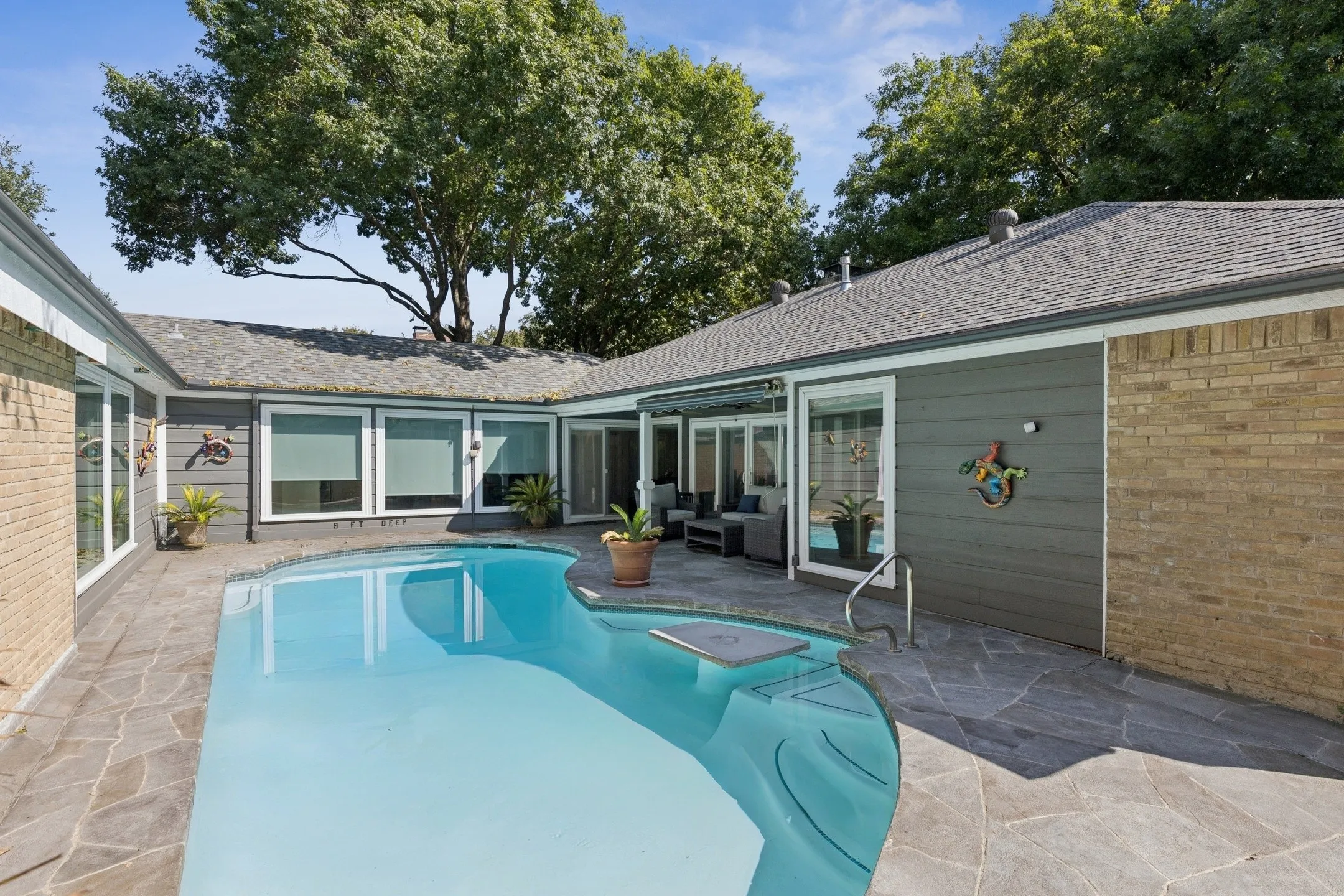 Single Family Residence For Sale in Dallas County , 7221 Pleasant View Drive, Dallas, Texas 75231, 3 Bedroom, 3 Bathroom, 2 Garage spaces, 2,785 Sqft, built in 1979, mls#21374805, Real Estate Agent in Dallas, Homes For Sale in Dallas county, Homes For Sale in Dallas, Realtor in Dallas Texas, Real Estate Brokerage Independent Realty Texas, Luminita Cordes Realtor