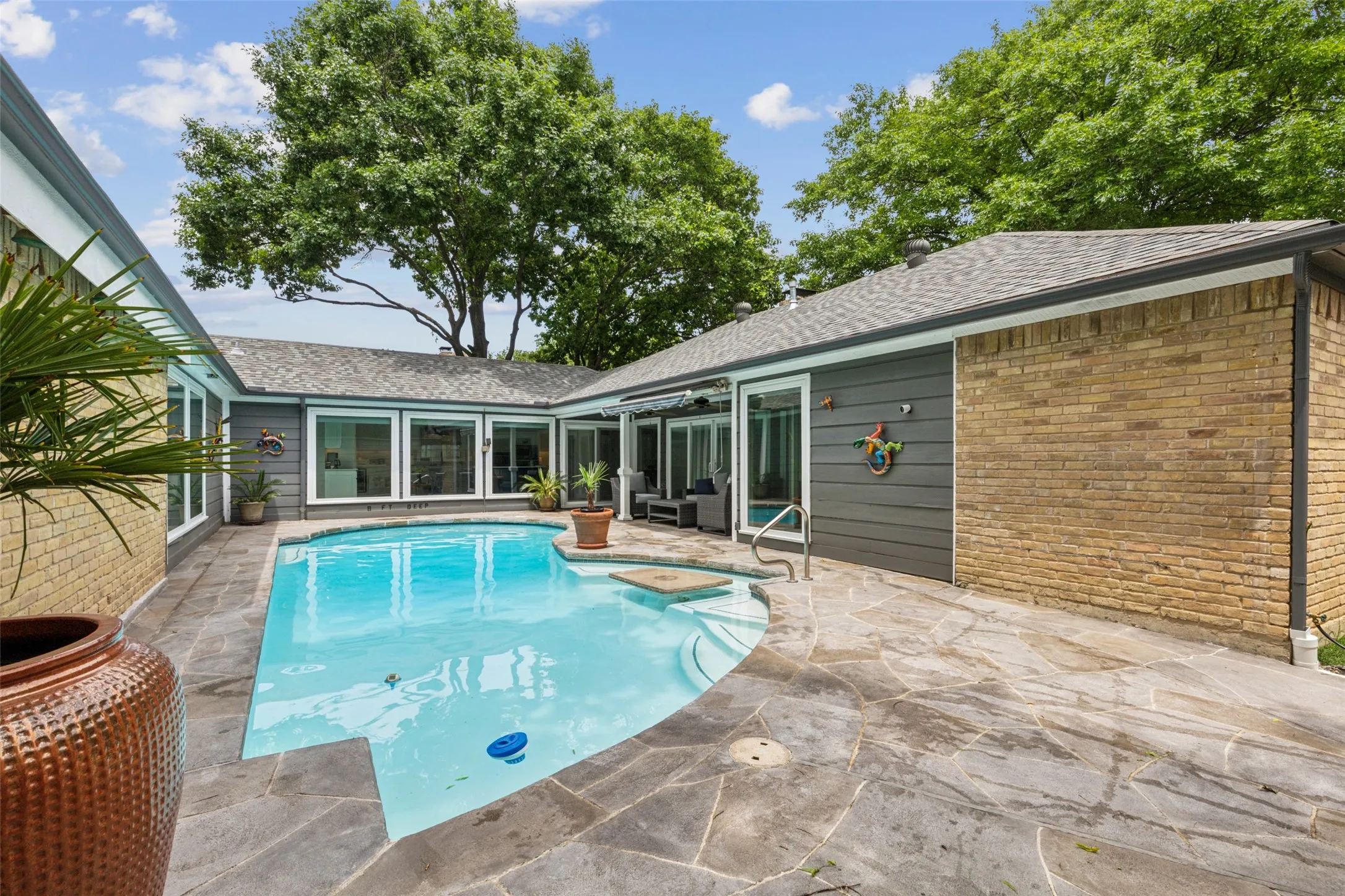 Single Family Residence For Sale in Dallas County , 7221 Pleasant View Drive, Dallas, Texas 75231, 3 Bedroom, 3 Bathroom, 2 Garage spaces, 2,785 Sqft, built in 1979, mls#21374805, Real Estate Agent in Dallas, Homes For Sale in Dallas county, Homes For Sale in Dallas, Realtor in Dallas Texas, Real Estate Brokerage Independent Realty Texas, Luminita Cordes Realtor